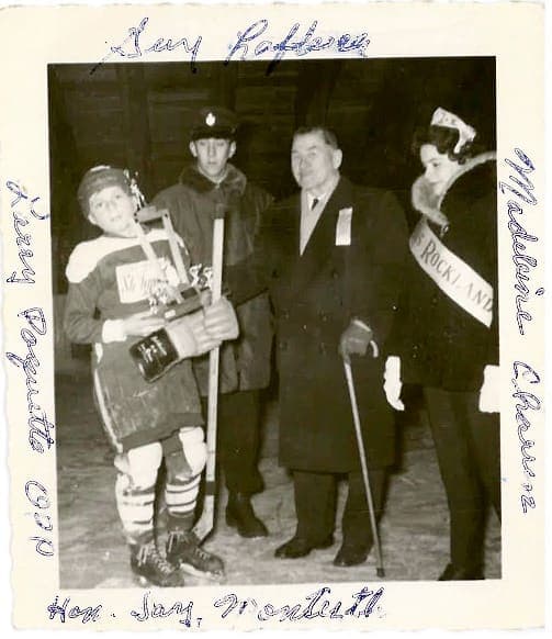 Lafleur reçoit le trophée du tournoi moustique de Rockland, en 1962. À ses côtés, le policier Larry Paquet, le député Jay Monteith et Miss Rockland, Madeleine Charron.