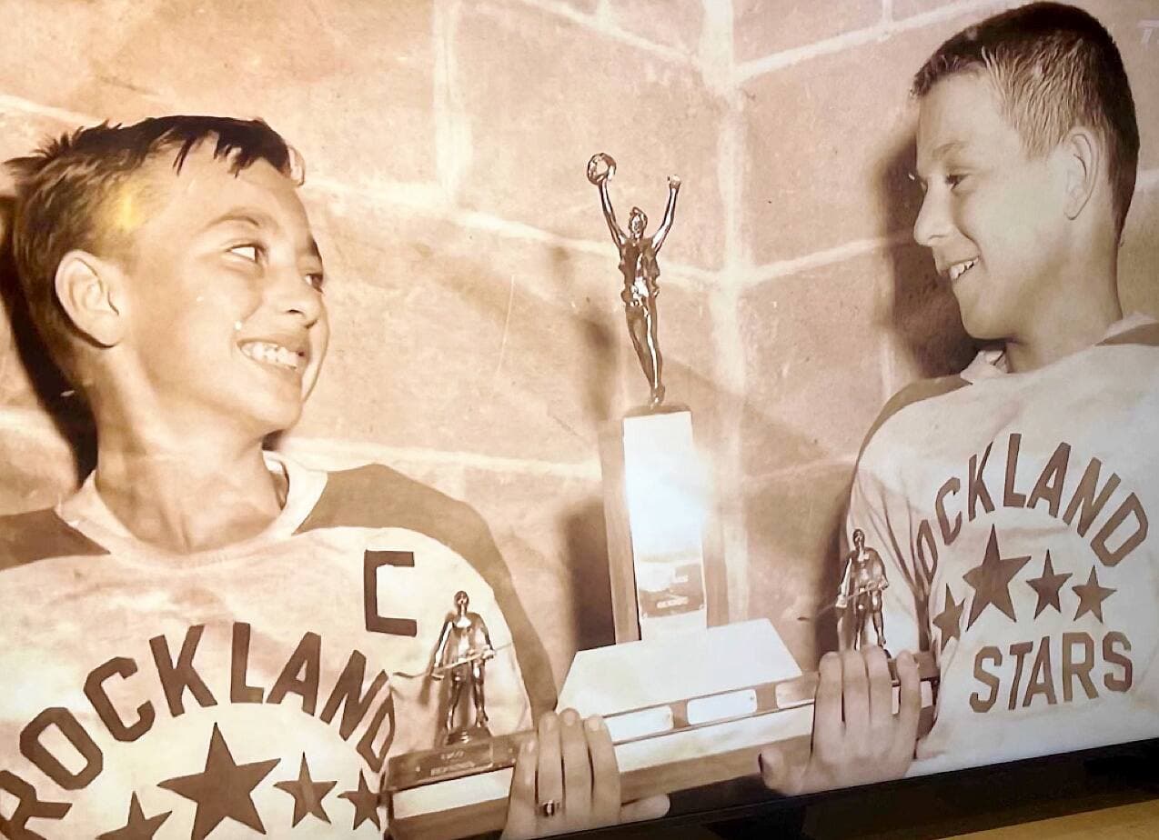 Lafleur aux côtés de son capitaine Denis Roy, avec le trophée du Tournoi pee-wee.