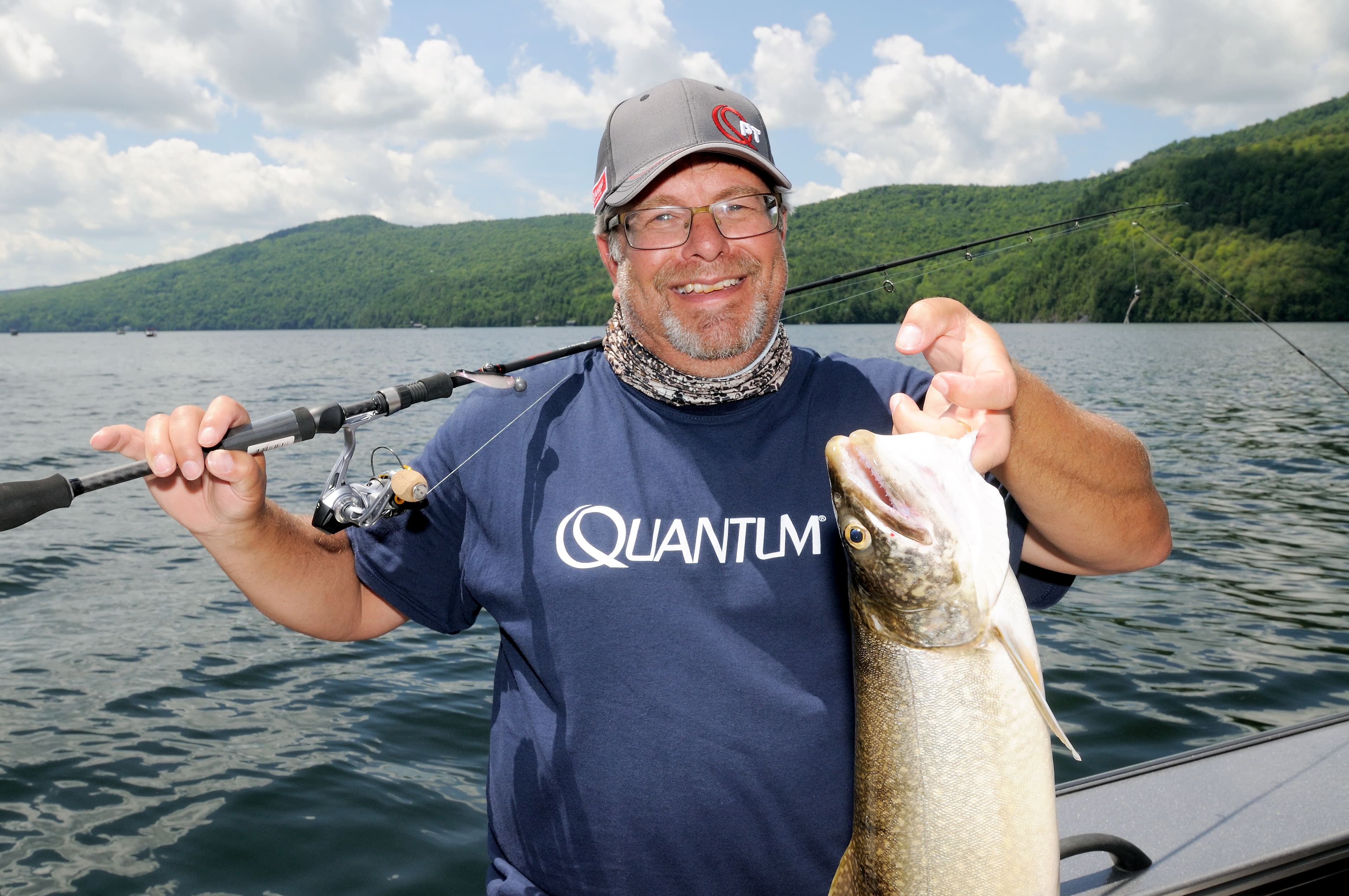 La pêche au lancer avec un leurre souple monté sur une tête de plomb légère peut s’avérer fort productive au printemps pour déjouer les touladis.