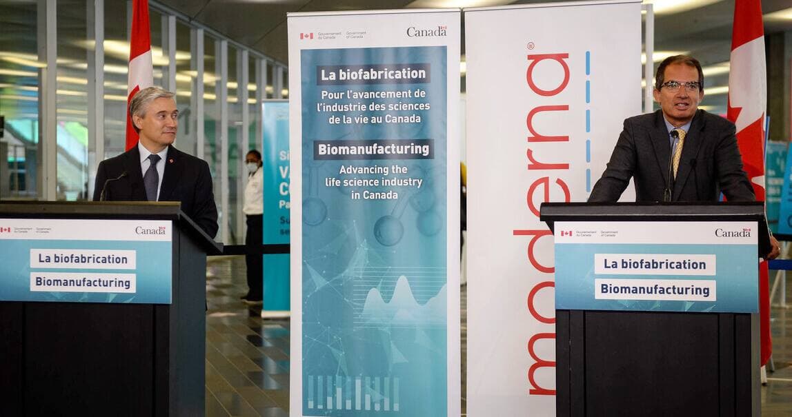En août 2021, Moderna a annoncé son intention d’implanter son usine au Canada. Sur la photo, le ministre François-Philippe Champagne (à gauche), qui était accompagné du PDG de l’entreprise, Stéphane Bancel.