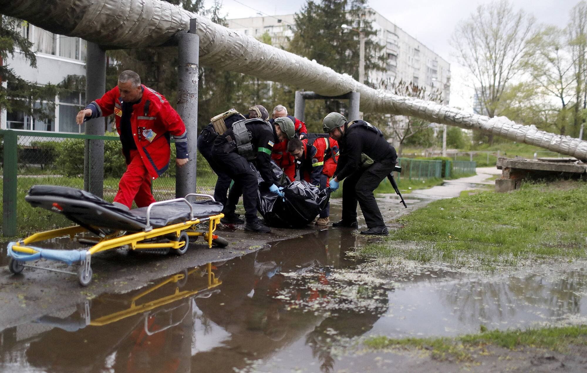 Des secouristes récupèrent le corps d’un civil tué hier dans un bombardement à Kharkiv.