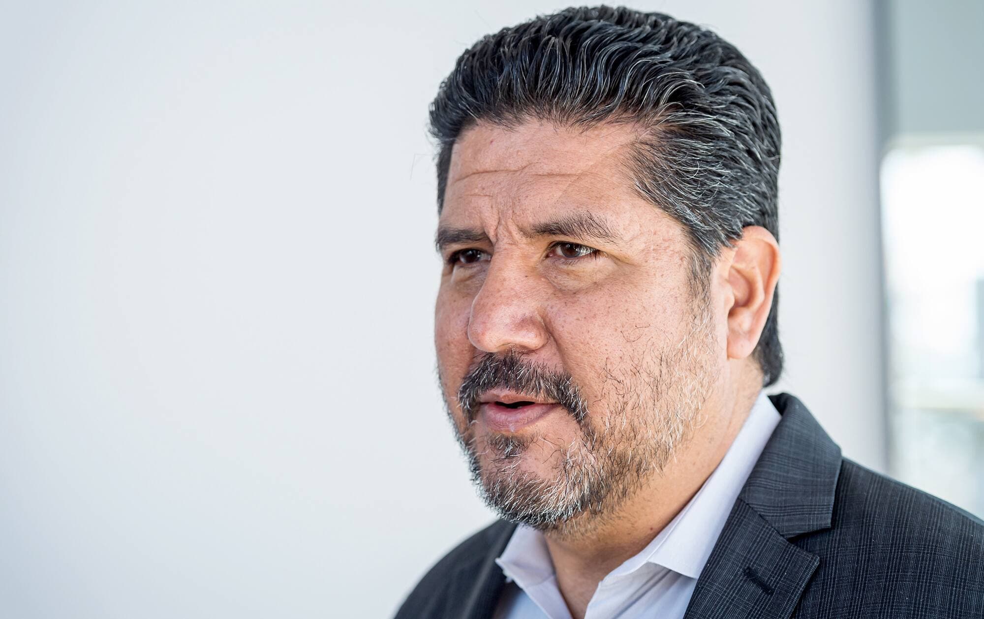 Représentant les Alouettes, Anthony Calvillo est venu saluer pour une dernière fois Mike Bossy.