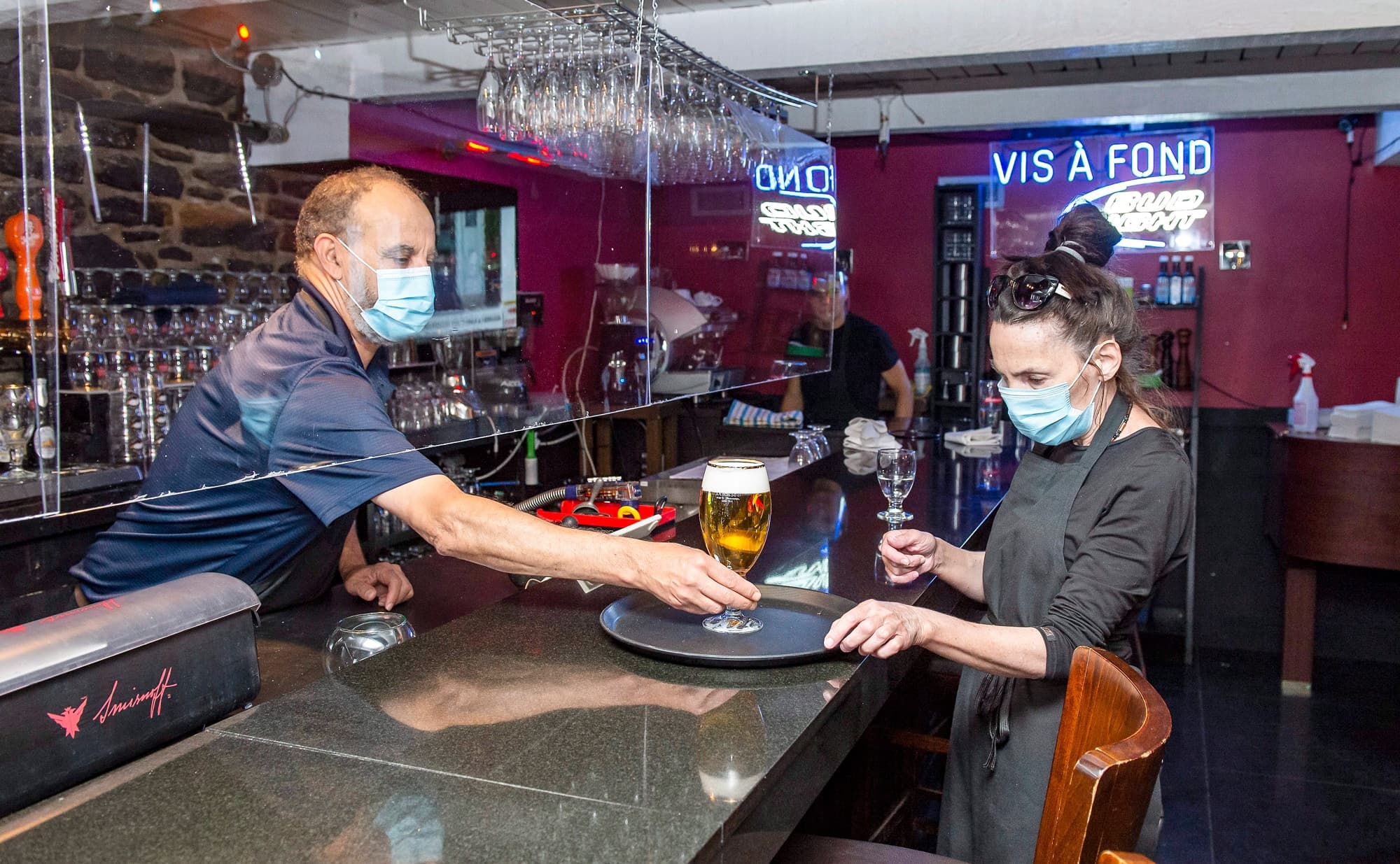 Même s’il devait tomber dans les lieux publics comme les restaurants et les centres commerciaux, le masque demeurera tout de même obligatoire dans les transports en commun ainsi que dans les établissements de santé.