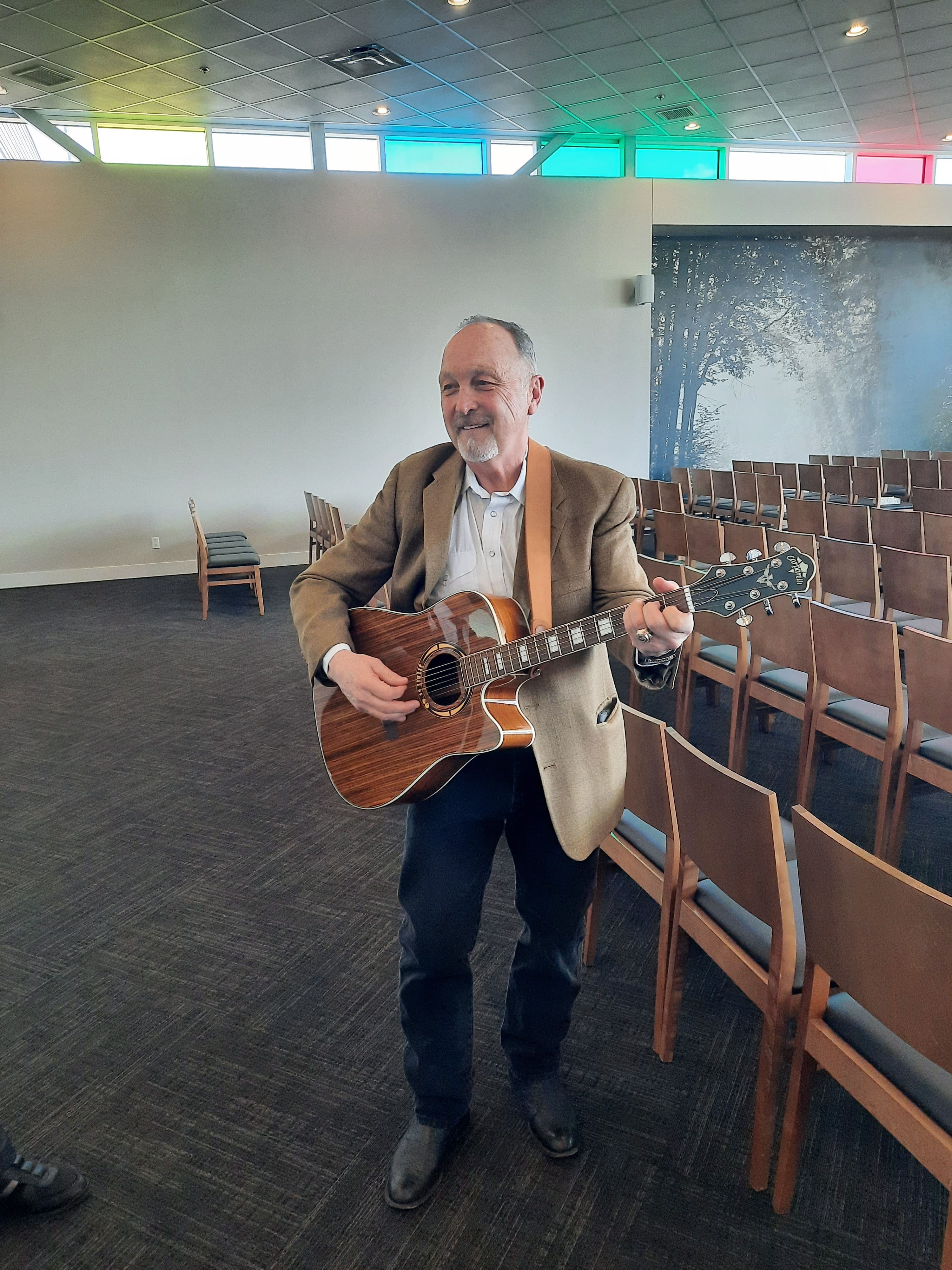 Ex-coéquipier et cochambreur de Mike Bossy, l’ancien des Islanders Bryan Trottier a gratté la guitare pour honorer son ami, jeudi au salon funéraire.