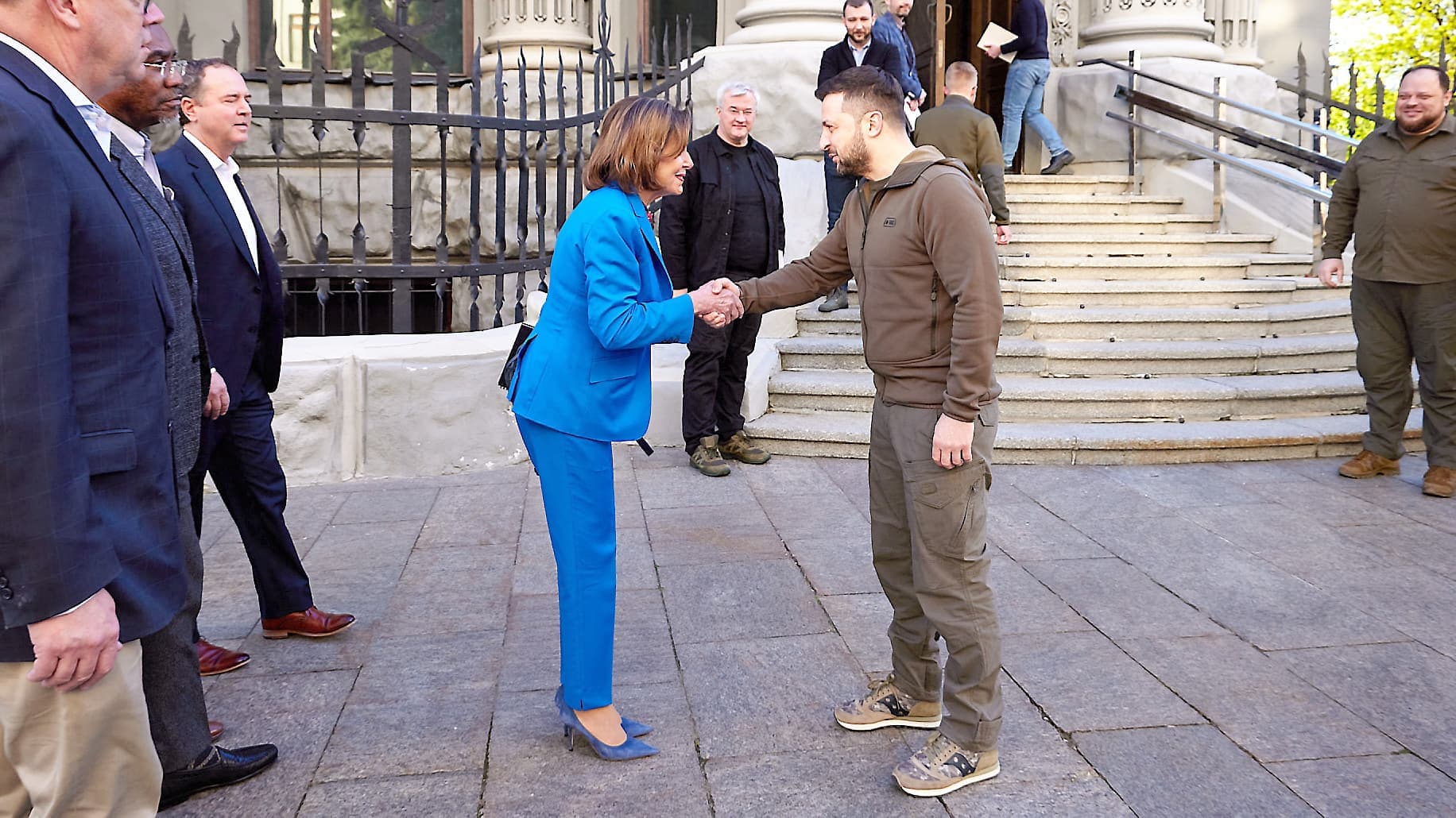 La présidente de la Chambre des représentants, Nancy Pelosi, et Volodymyr Zelenski, hier, à Kyïv.