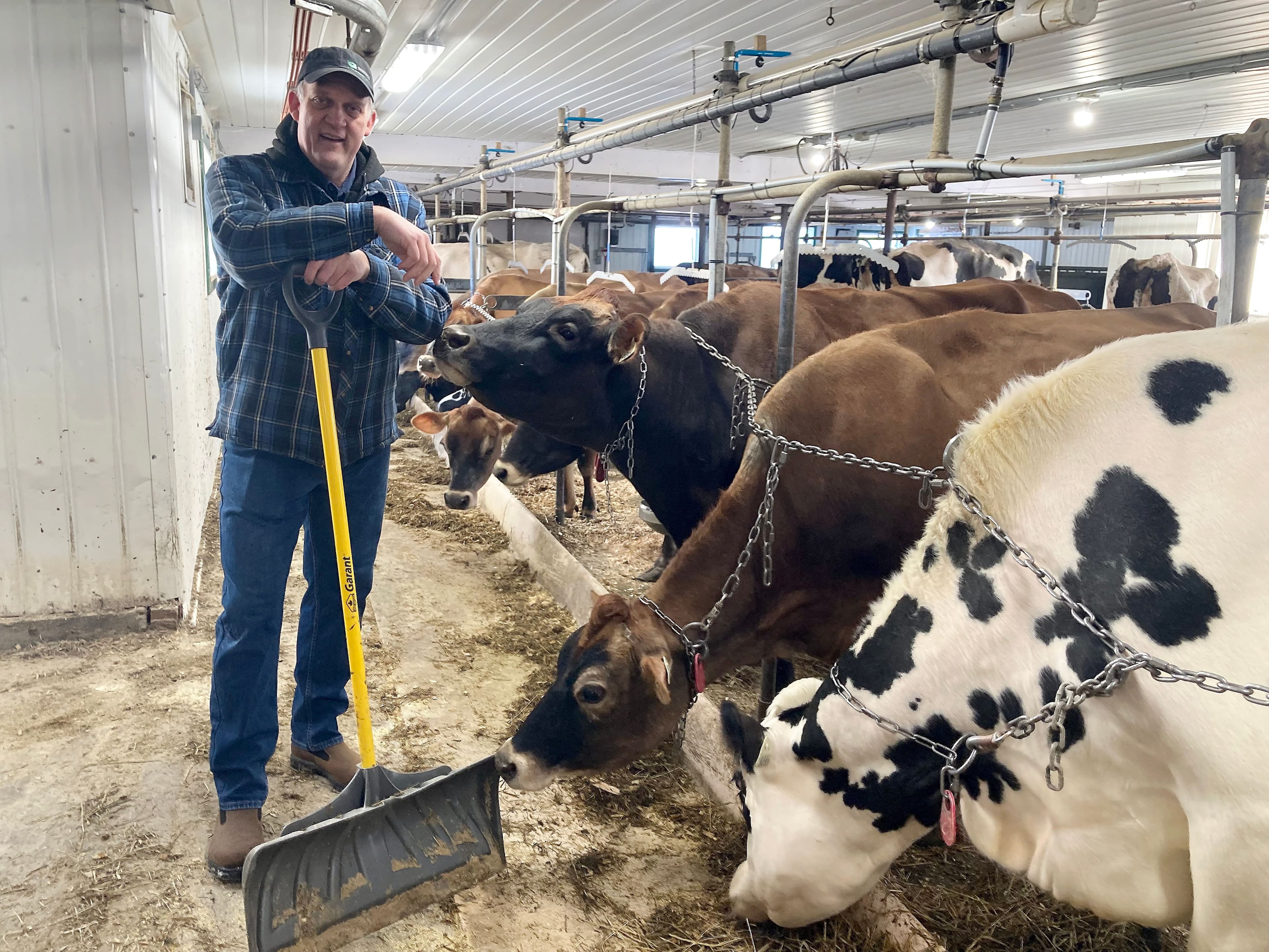 Martin Caron, président de l'UPA, dans sa ferme à Louiseville en Mauricie. Il prévoit lui aussi épandre davantage de fumier dans ses champs cette année en raison de la flambée des coûts de l’engrais.