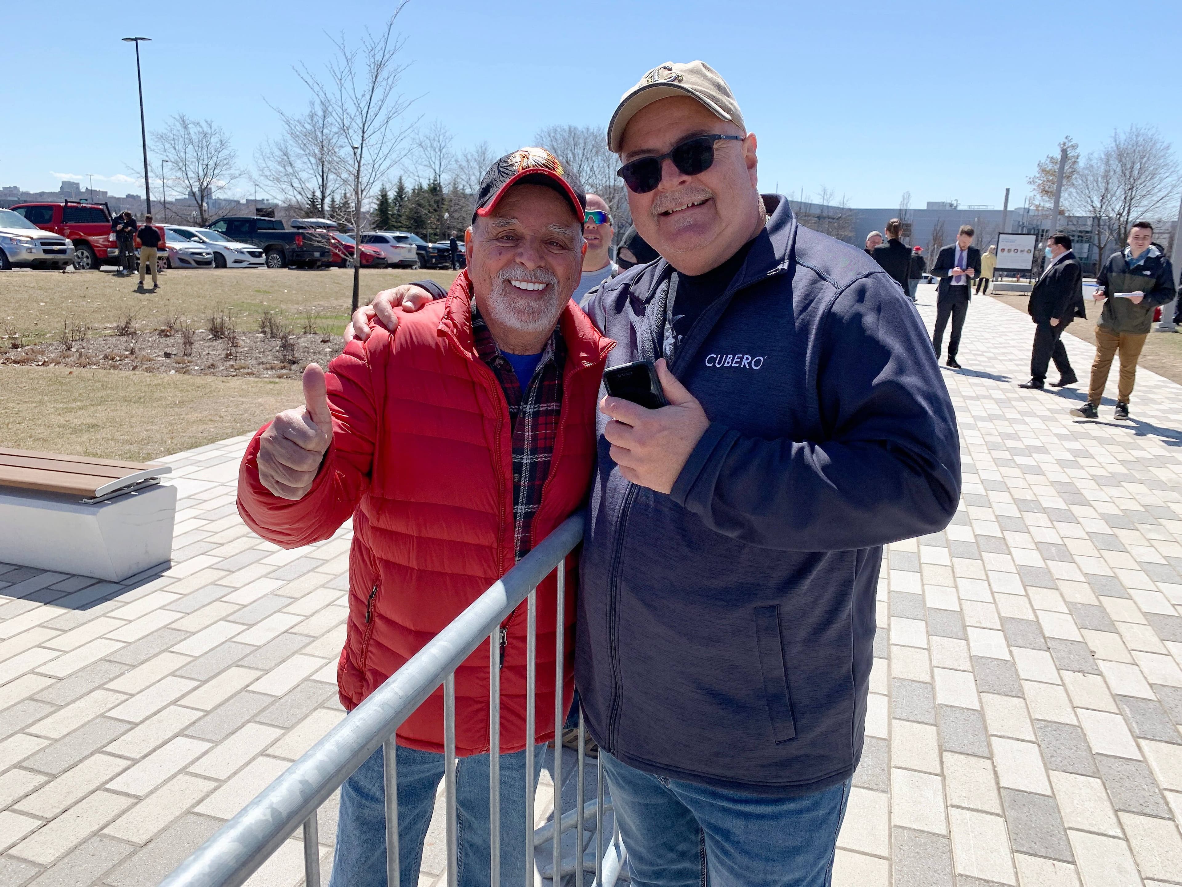 Les amis Jean-Guy Moreau et Richard Gauthier ont également tenu à saluer la mémoire du Démon blond.