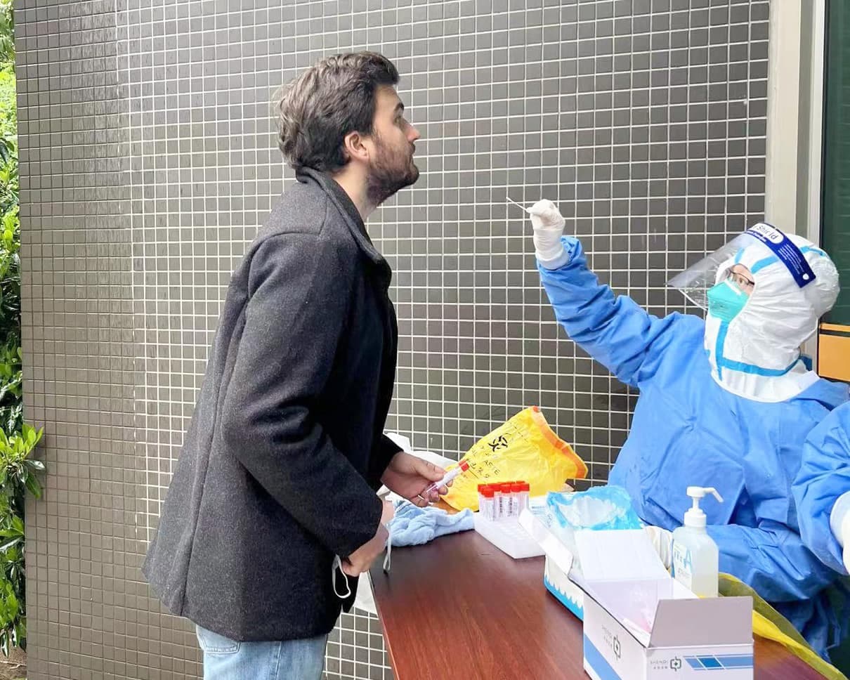 Des tests de dépistage sont aussi effectués quotidiennement par des médecins et des infirmiers du régime chinois.