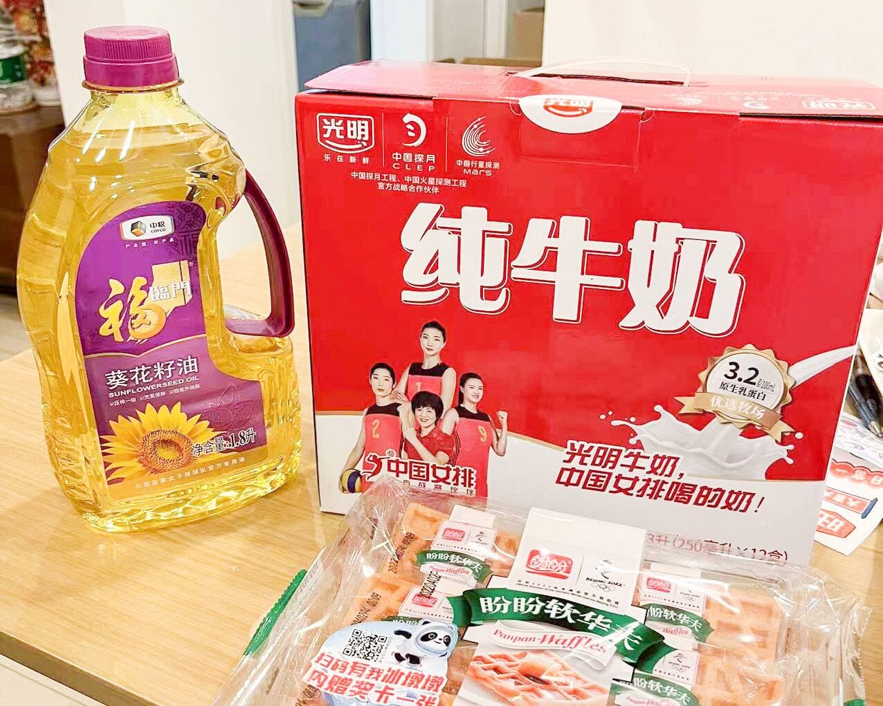 Un exemple de ration de nourriture envoyée par le gouvernement chinois qui contient juste une bouteille d’huile et du lait avec des gaufres.