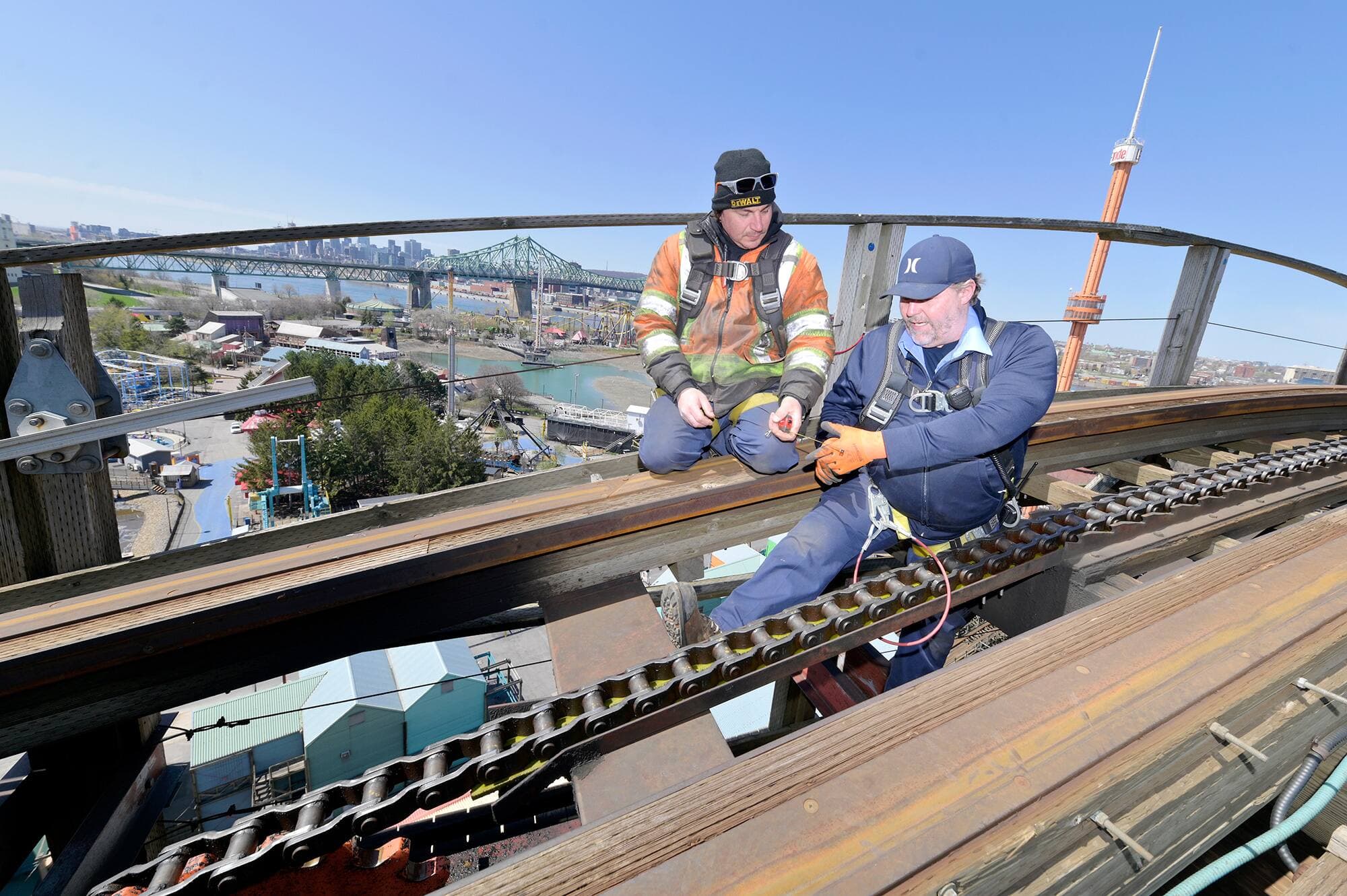 Jocelyn Mondoux et Steve Riendeau travaillent exclusivement au Monstre comme mécaniciens depuis respectivement 20 et 10 ans.