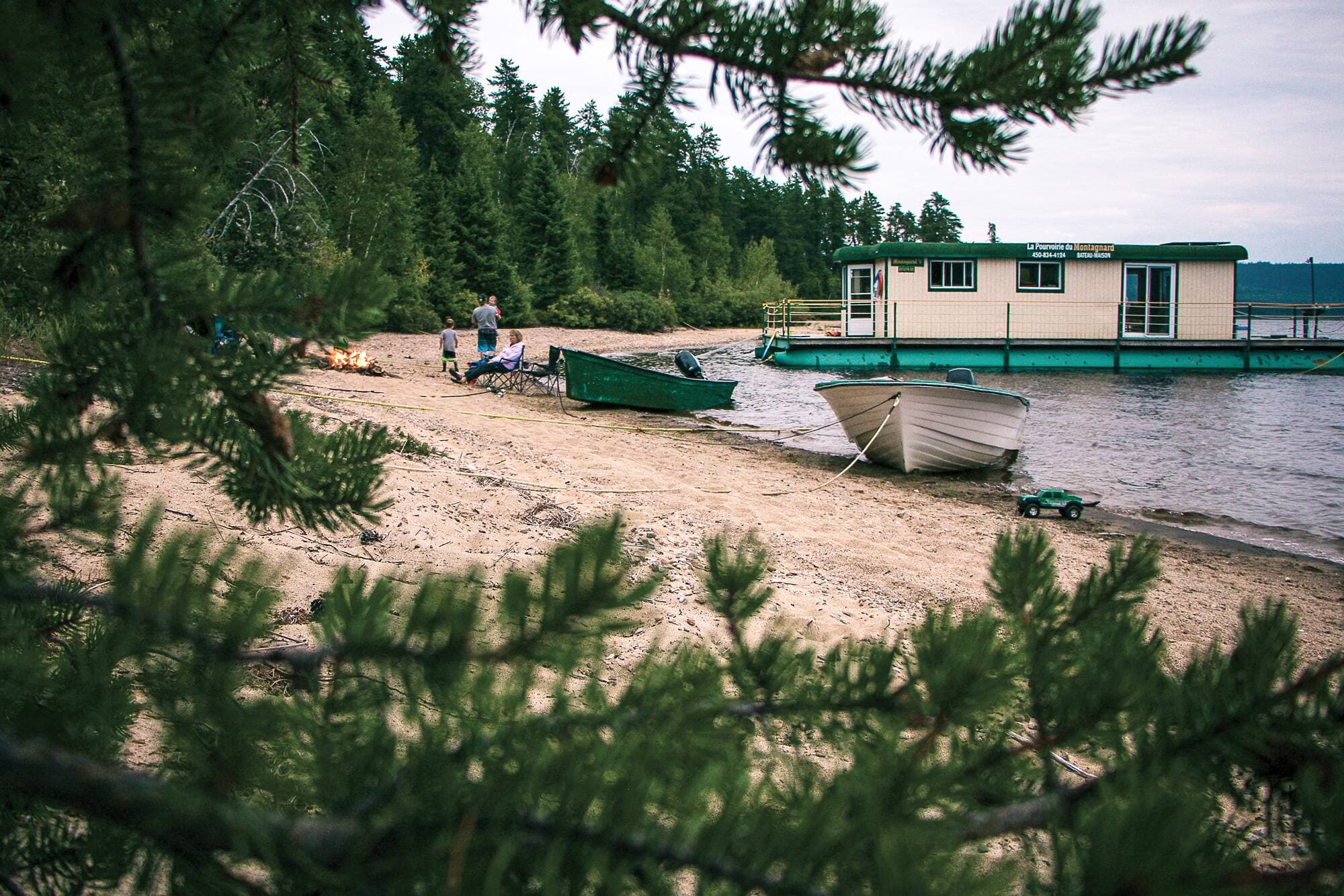 Voici un bel exemple de bateau-maison que l’on peut retrouver à la pourvoirie du Montagnard, sur les eaux du réservoir Gouin.