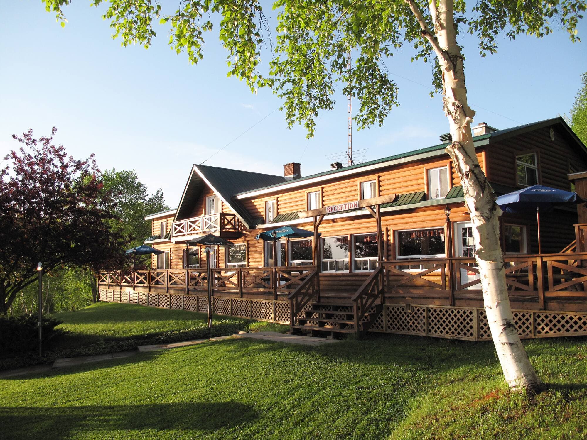 Voici un bel exemple de la qualité des infrastructures que plusieurs pourvoiries offrent en forêt, ici, l’auberge de la pourvoirie Club Fontbrune.