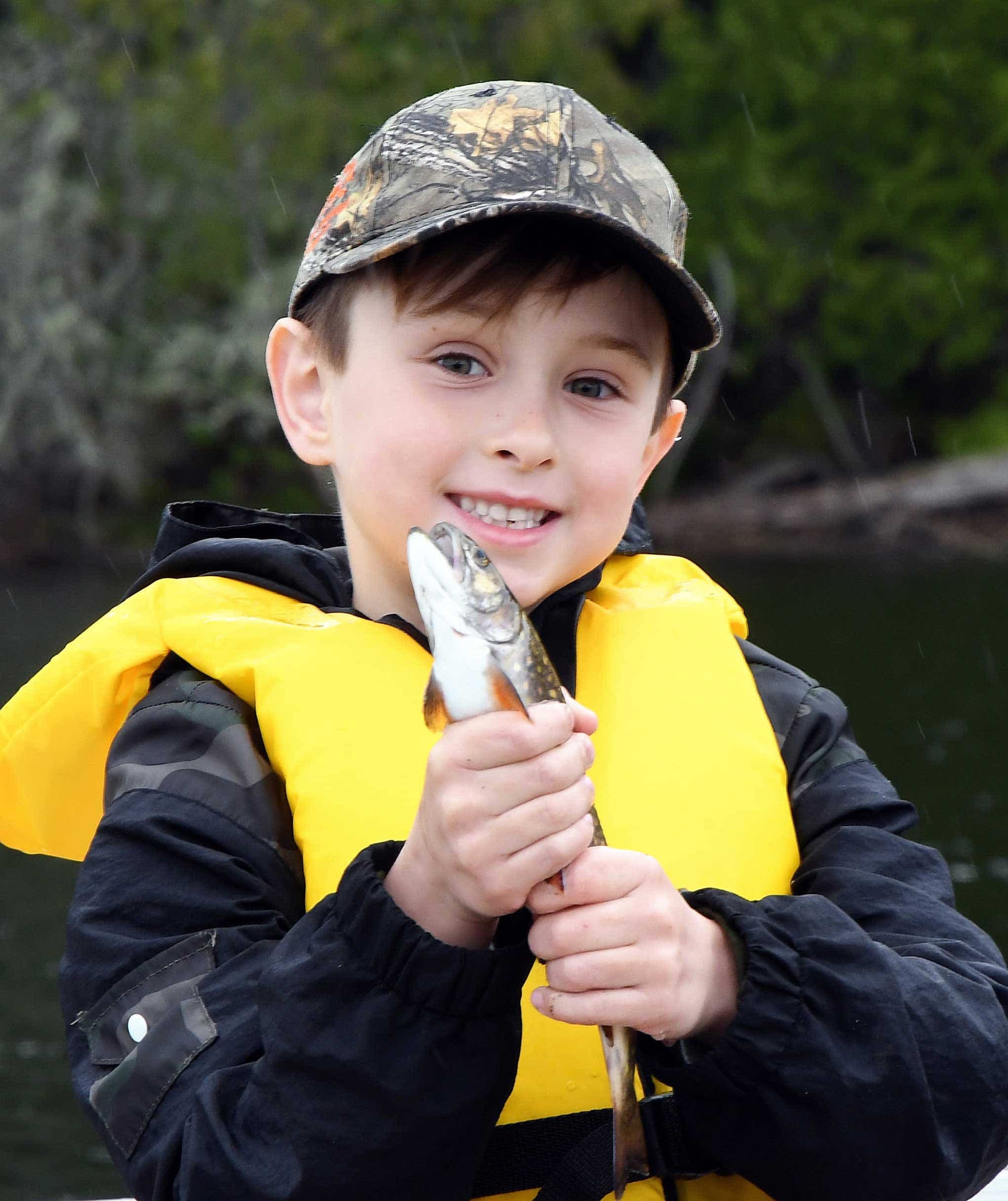 L’expression dit qu’une photo vaut mille mots : en voici un bel exemple avec ce jeune pêcheur.