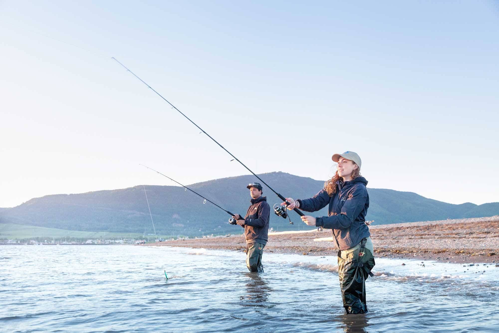 La pêche à partir des plages est populaire et facile d’accès. Le bar rayé aime bien rôder le long des battures à la recherche de nourriture.