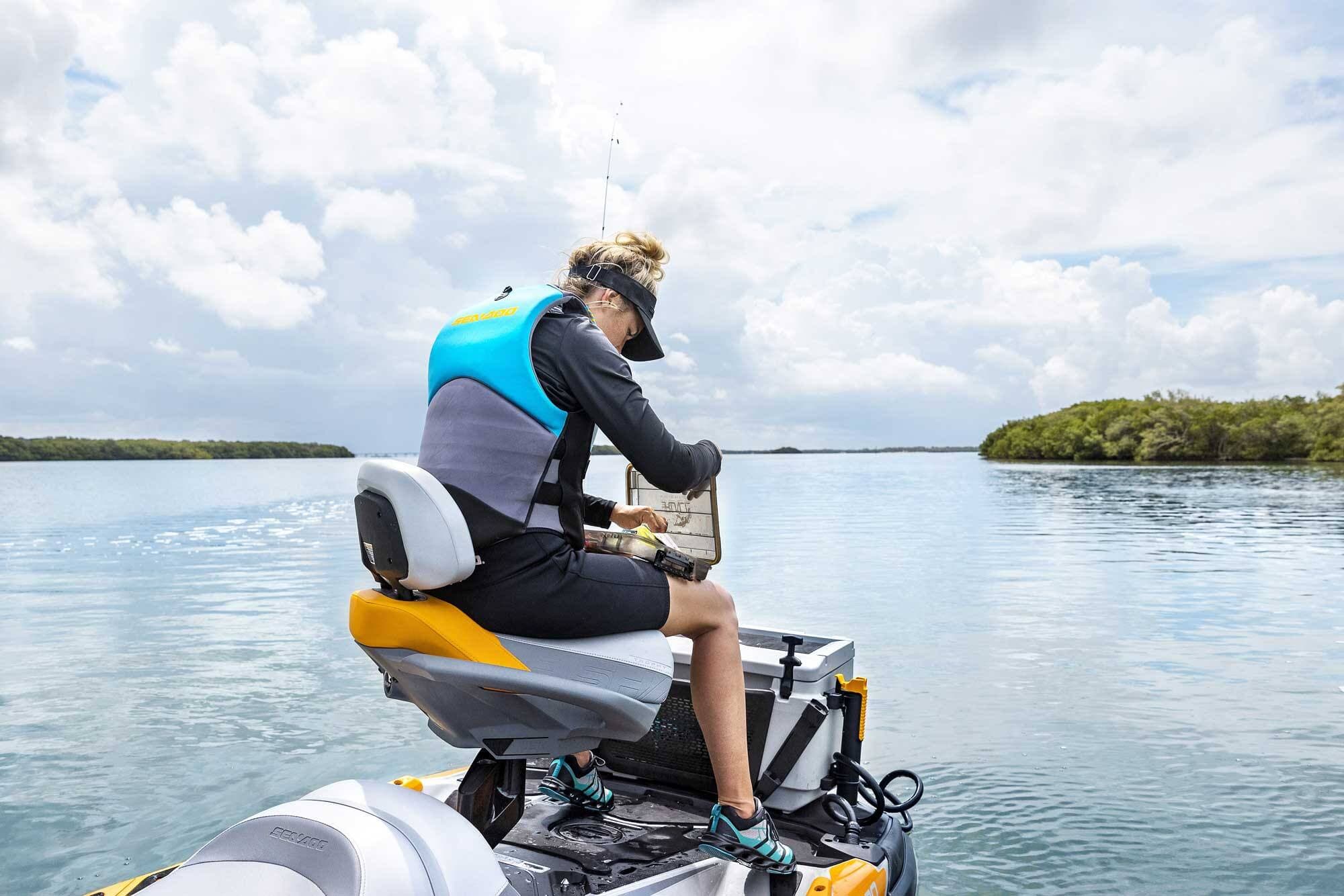 Le nouveau système qui permet de modifier l’arrière du banc pour le transformer en banc pivotant avec dossier assure au pêcheur un confort inégalé.
