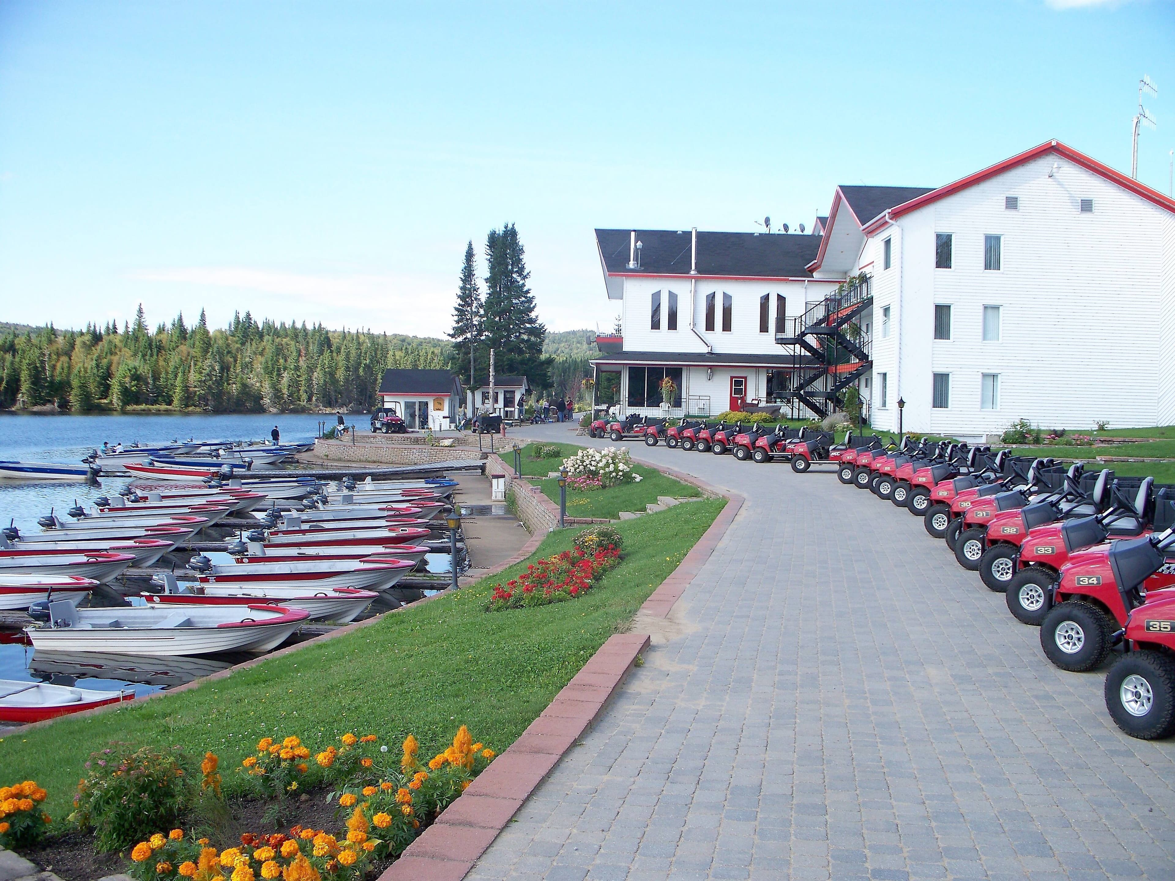 Bien alignées, les voiturettes et les chaloupes avec moteur toutes neuves vous attendent.