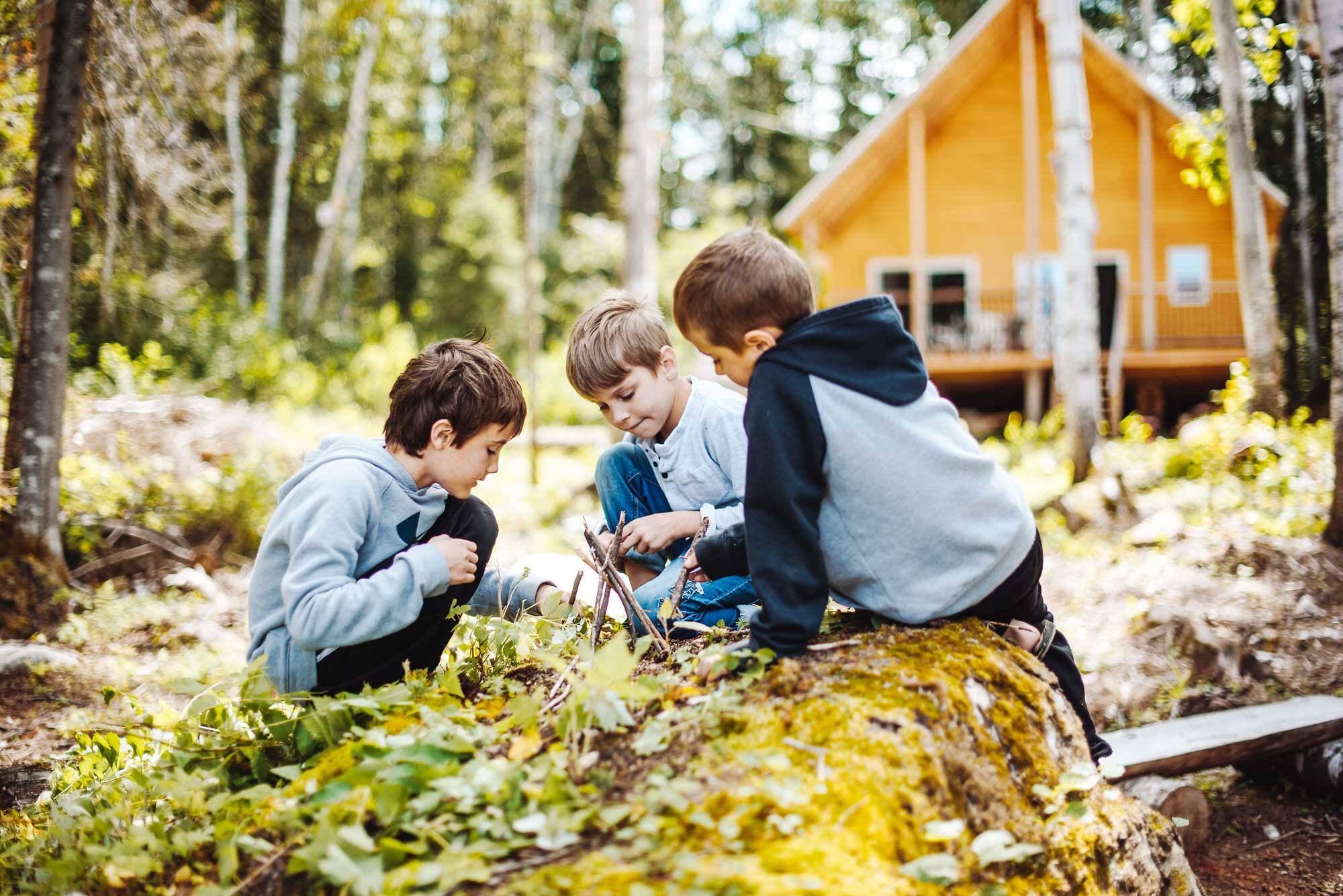 Durant un séjour, les jeunes peuvent rêver et se raconter des histoires tout en construisant un mini repaire.