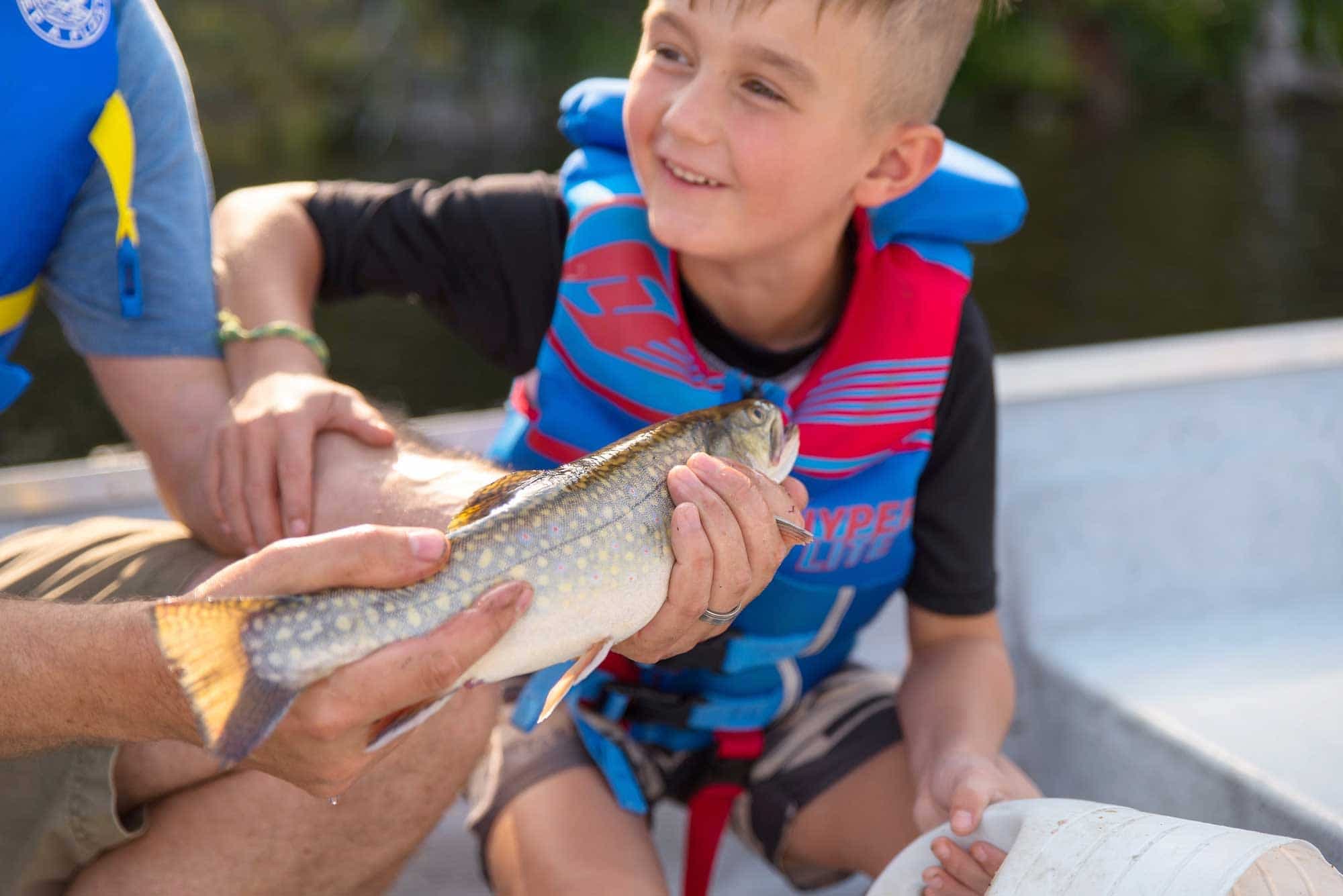 Quoi de mieux que le sourire d’un jeune garçon qui découvre la pêche.