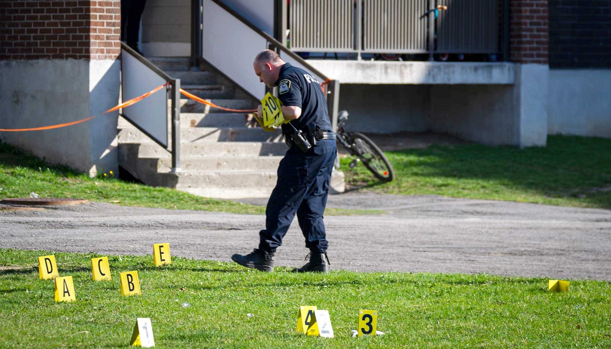 Les policiers ont retrouvé plusieurs douilles après avoir scruté le sol comme sur cette photo.