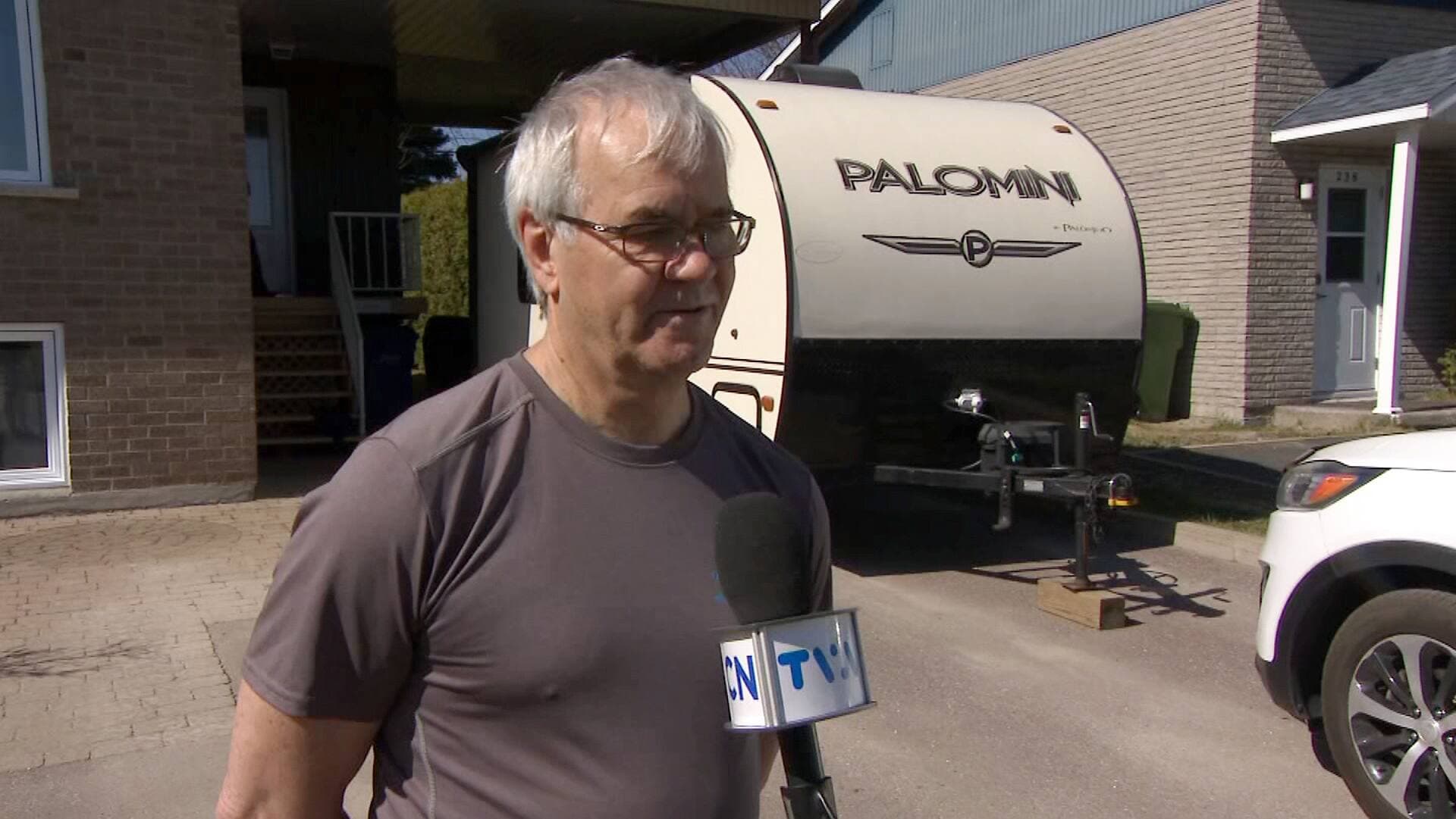 Claude Ellefsen, un résident de Saguenay, a déboursé 120 $ pour faire le plein d’essence, lundi. Cette facture salée l’a poussé à modifier ses plans de vacances.