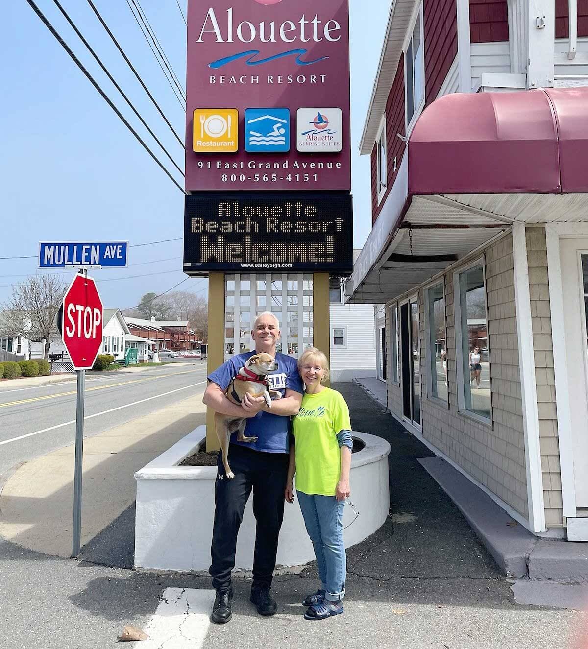 Les propriétaires de l’Alouette Beach Resort, à Old Orchard, Frederick et Anne Kennedy, s’attendent à être débordés cet été, pour la première fois en deux ans.