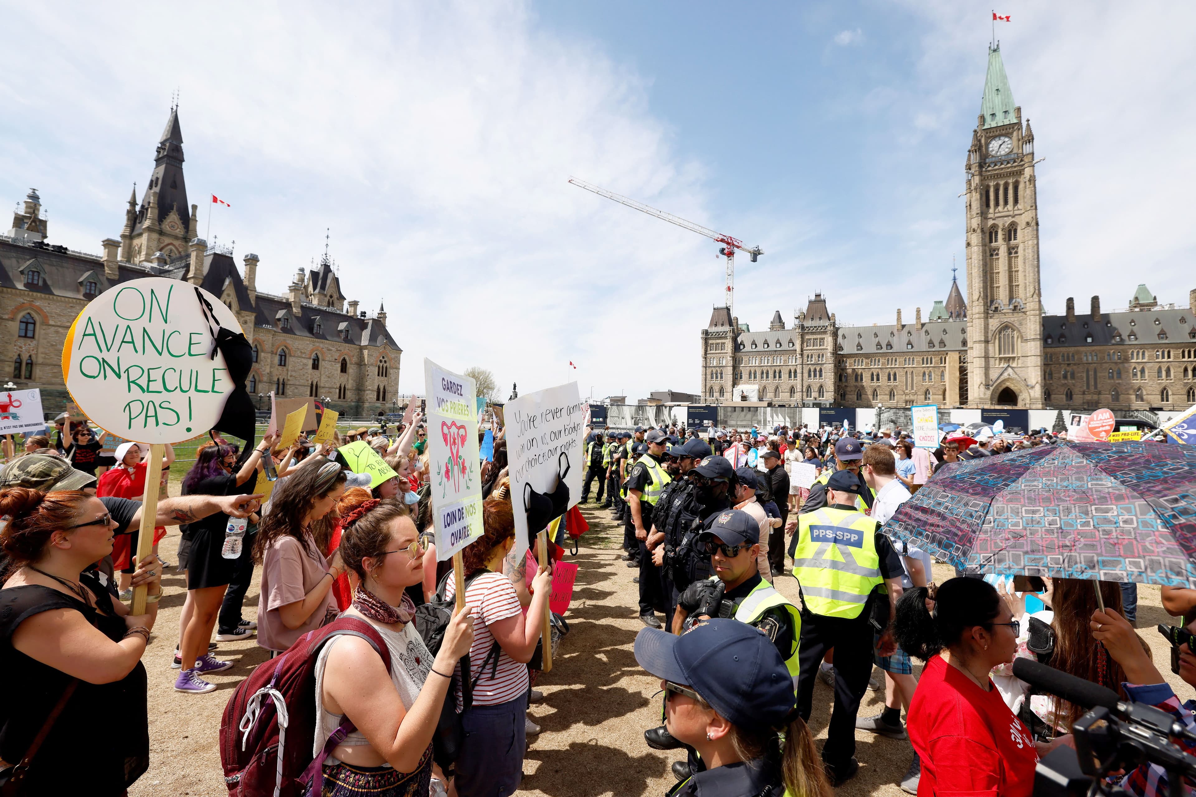 Devant le parlement d’Ottawa jeudi, la police s’assurait de bien séparer les manifestants pro-choix à gauche et ceux antiavortement à droite.