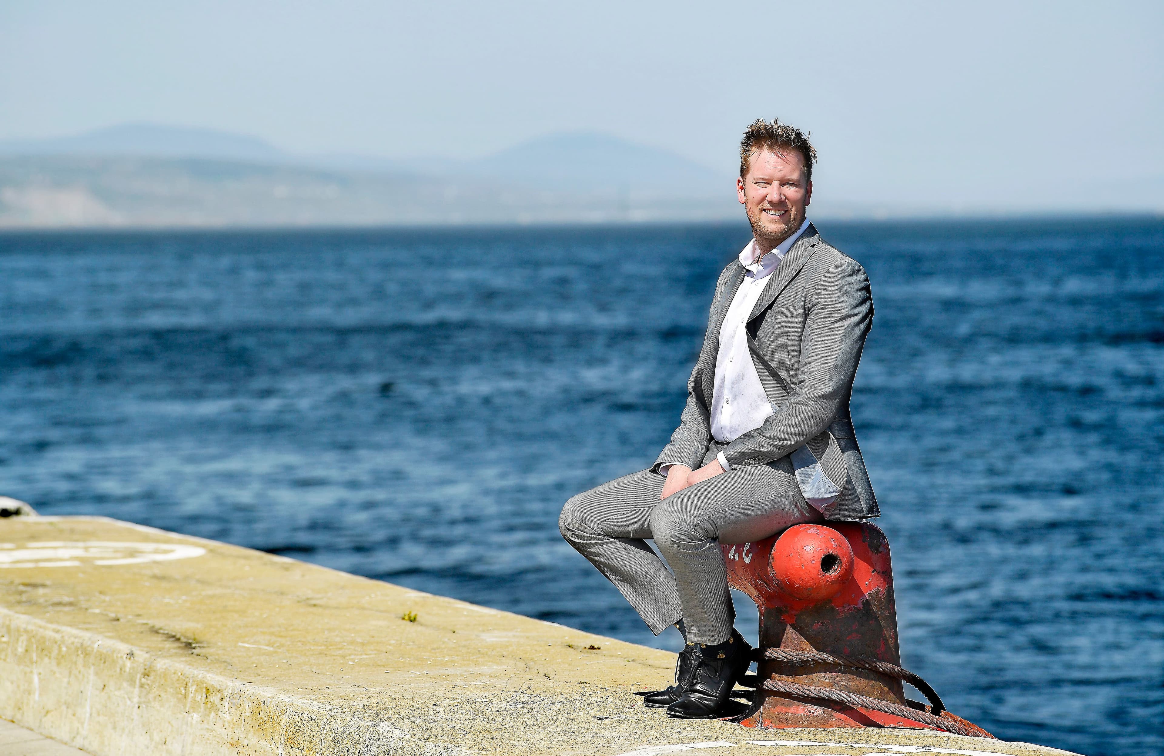 Le grand patron de la Société de développement économique du Saint-Laurent (SODES), Mathieu St-Pierre, sur les berges du fleuve.