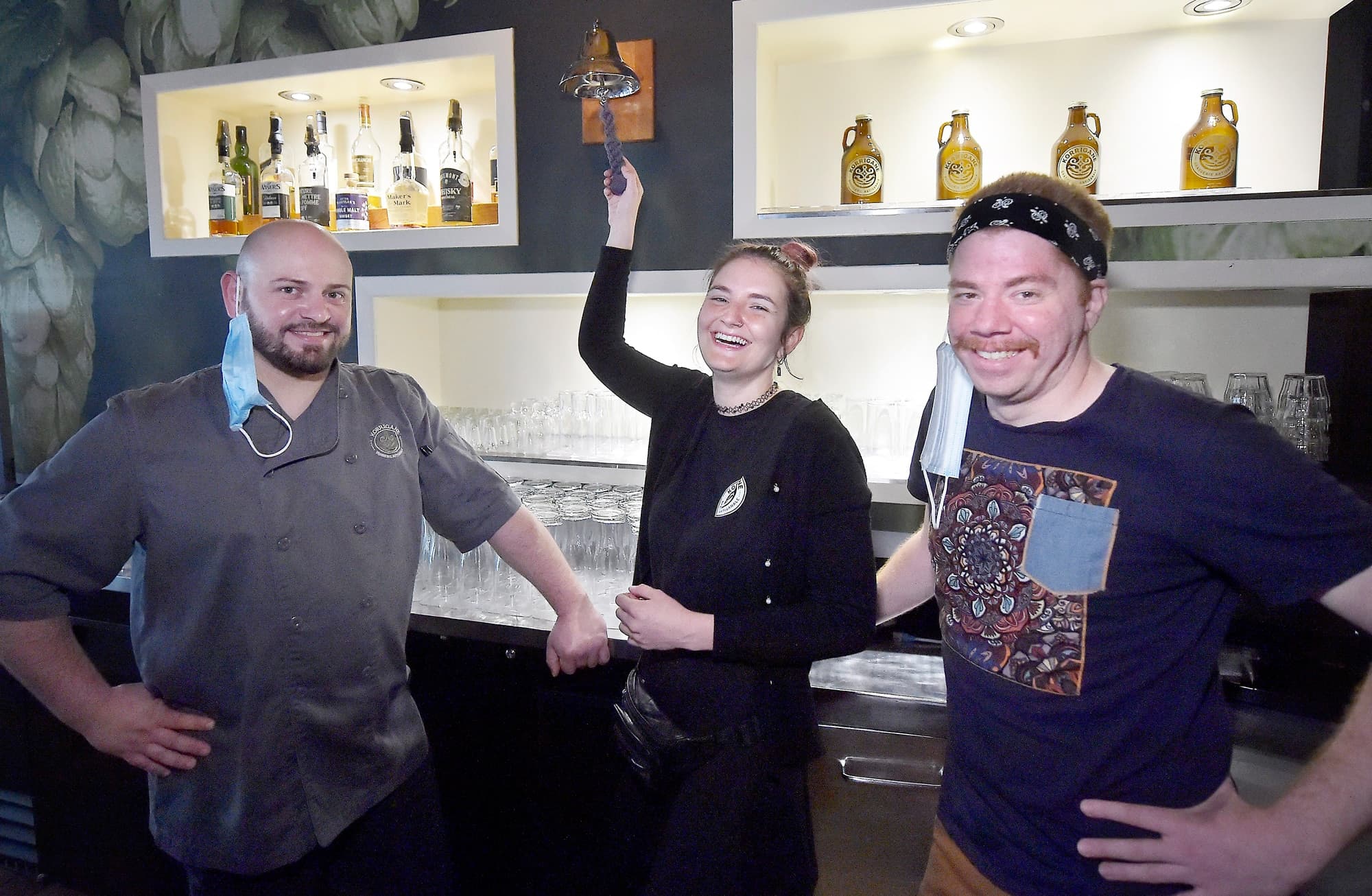 Romain Devanneaux, Melodie Cormier et Olivier Lamarre ont sonné la cloche pour fêter l’événement à la microbrasserie La Korrigane.