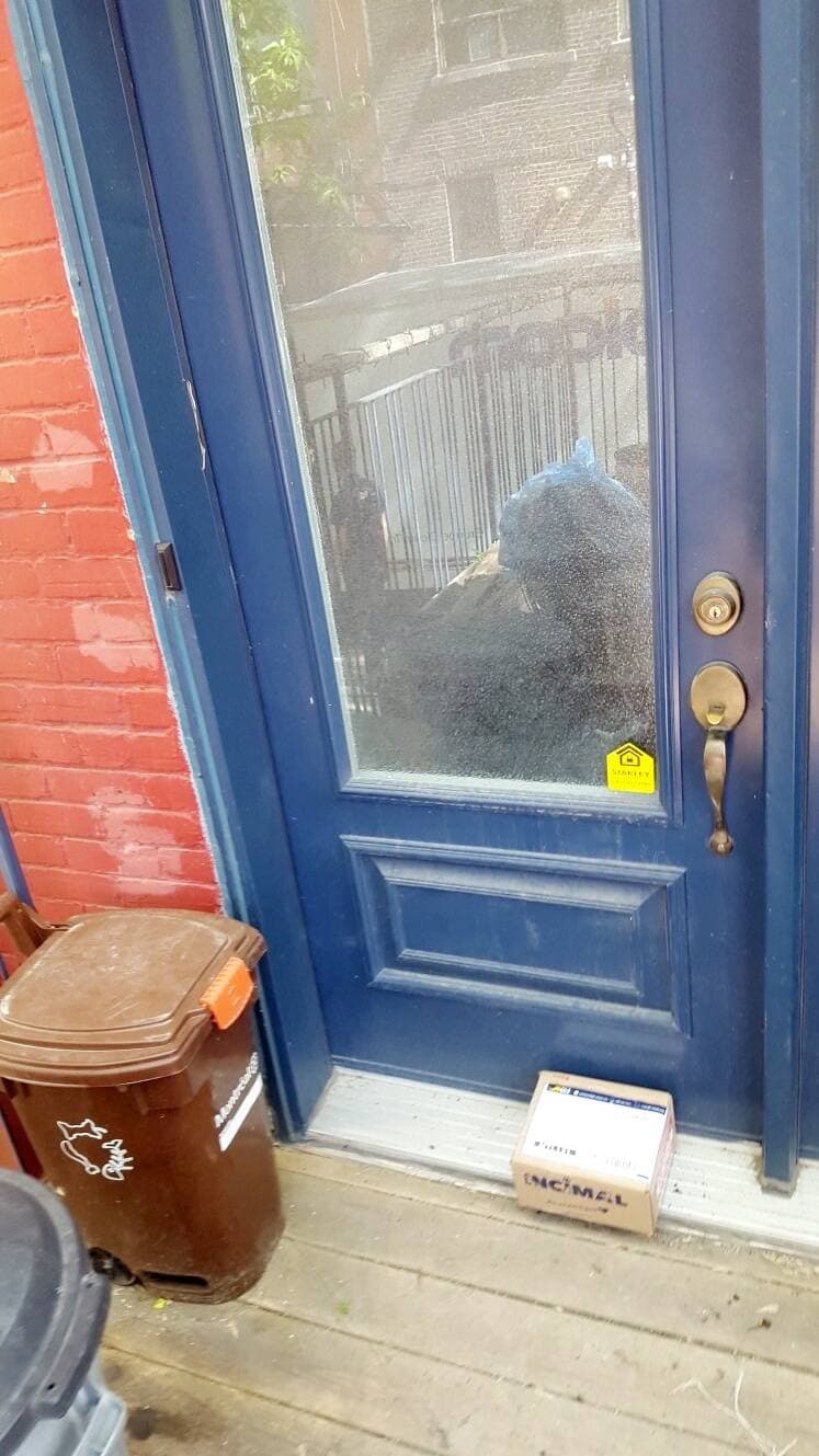 Une photo prise par le livreur qui n’avait pas caché les cendres derrière une poubelle, comme l’avait demandé la Montréalaise.