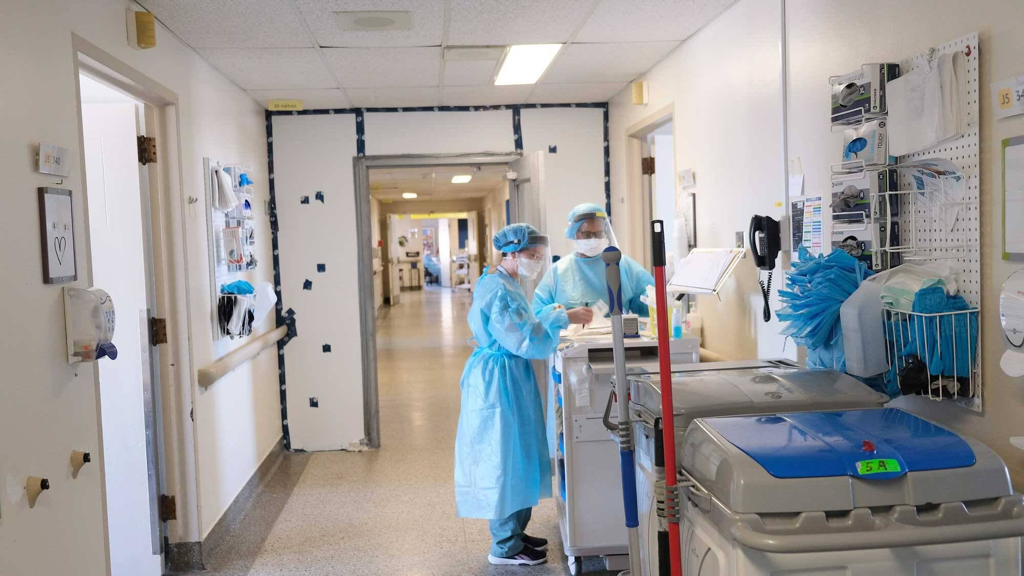 Deux infirmières qui travaillaient en zone rouge pour la COVID-19 à l’hôpital de Verdun, à Montréal, préparaient la médication du midi pour les patients lors d’une visite du Journal le 11 février 2021.