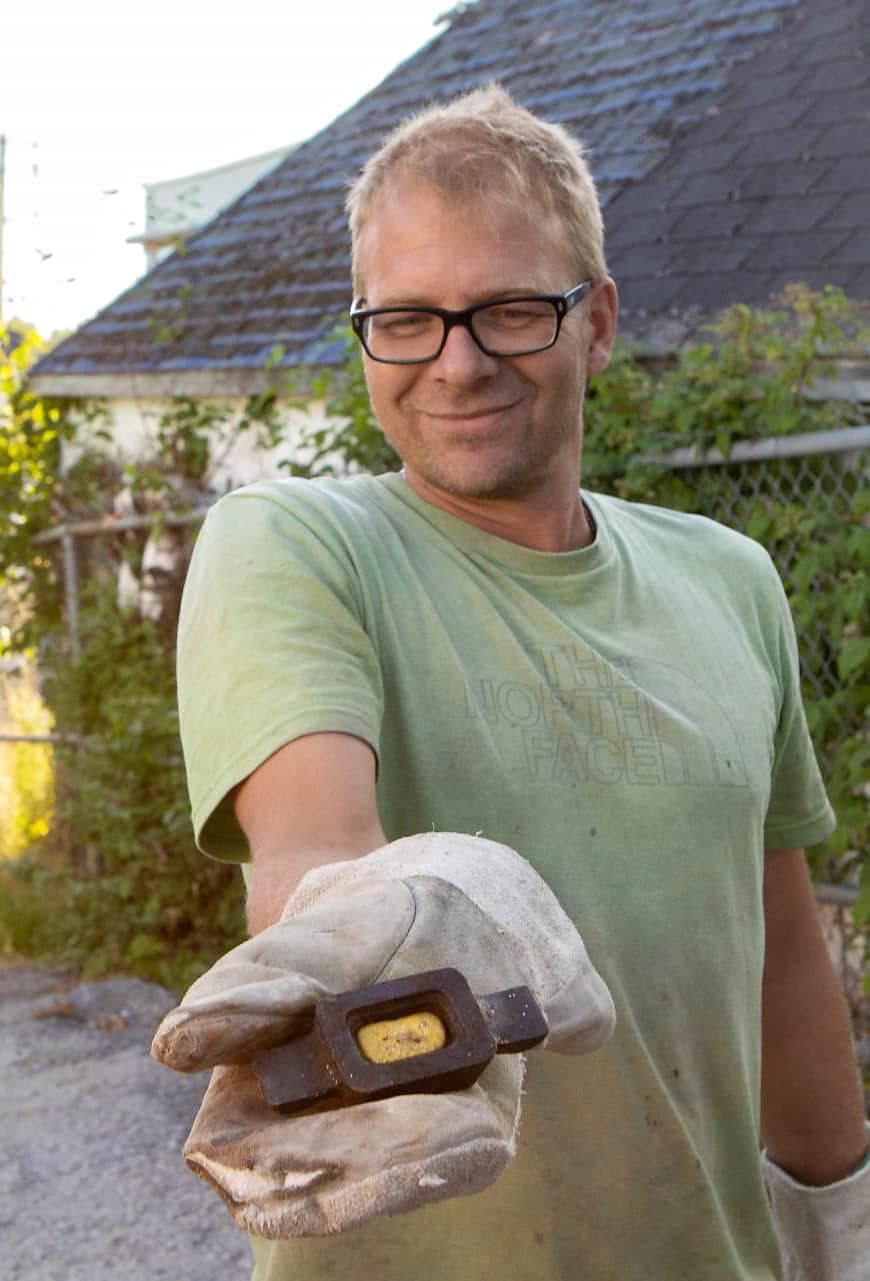 Robert Gagnon, géologue et fondateur d’Explo-Lab ainsi que de Pershimex, coule ses propres lingots d’or.