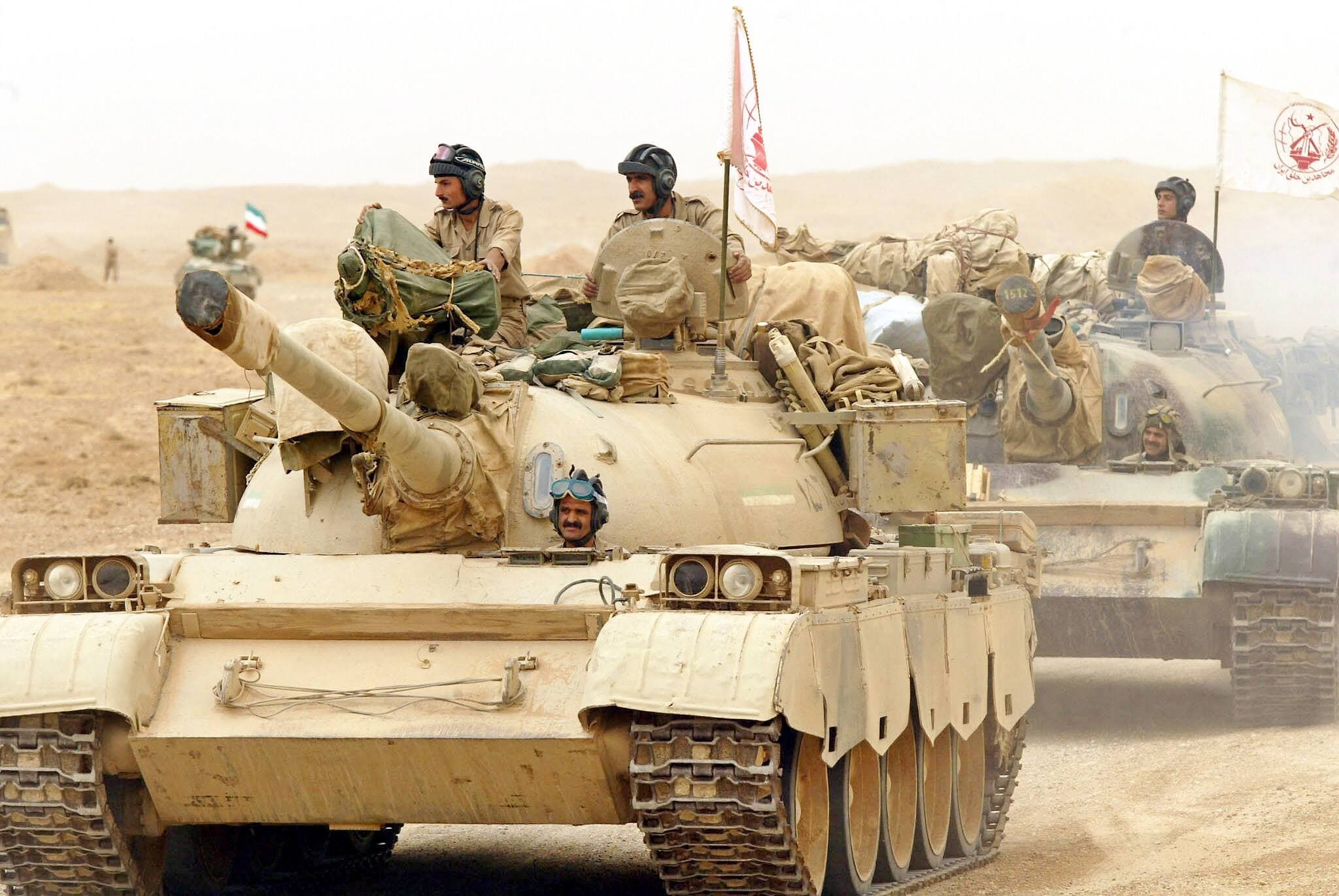 Un tank T-55 de fabrication soviétique aux mains de soldats moudjahidines en Iran en 2003.