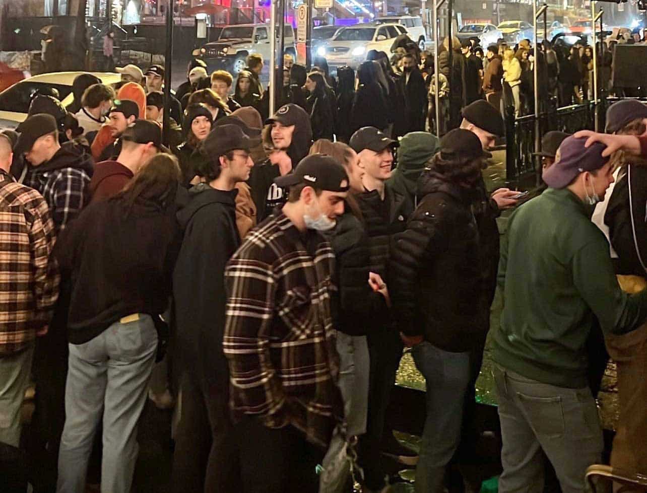 L’établissement de Grande Allée connaît un achalandage fulgurant ce printemps, comme en témoigne la photo prise dans les semaines suivant le déconfinement de la danse et le retour de la pleine capacité dans les bars.