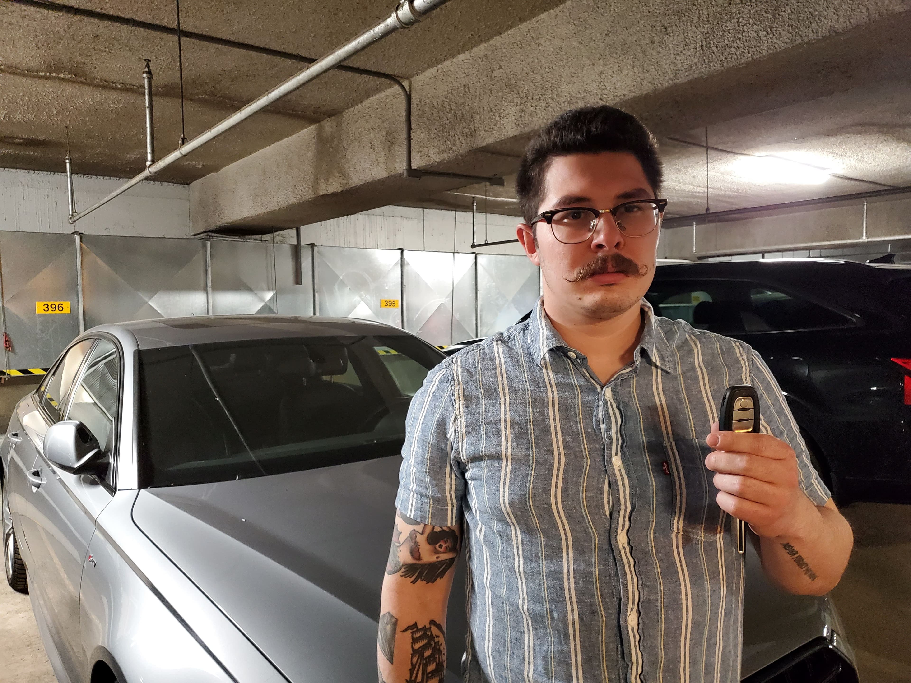 Justin Addison pose avec la voiture qu’il a failli se faire dérober par le malfaiteur filmé.