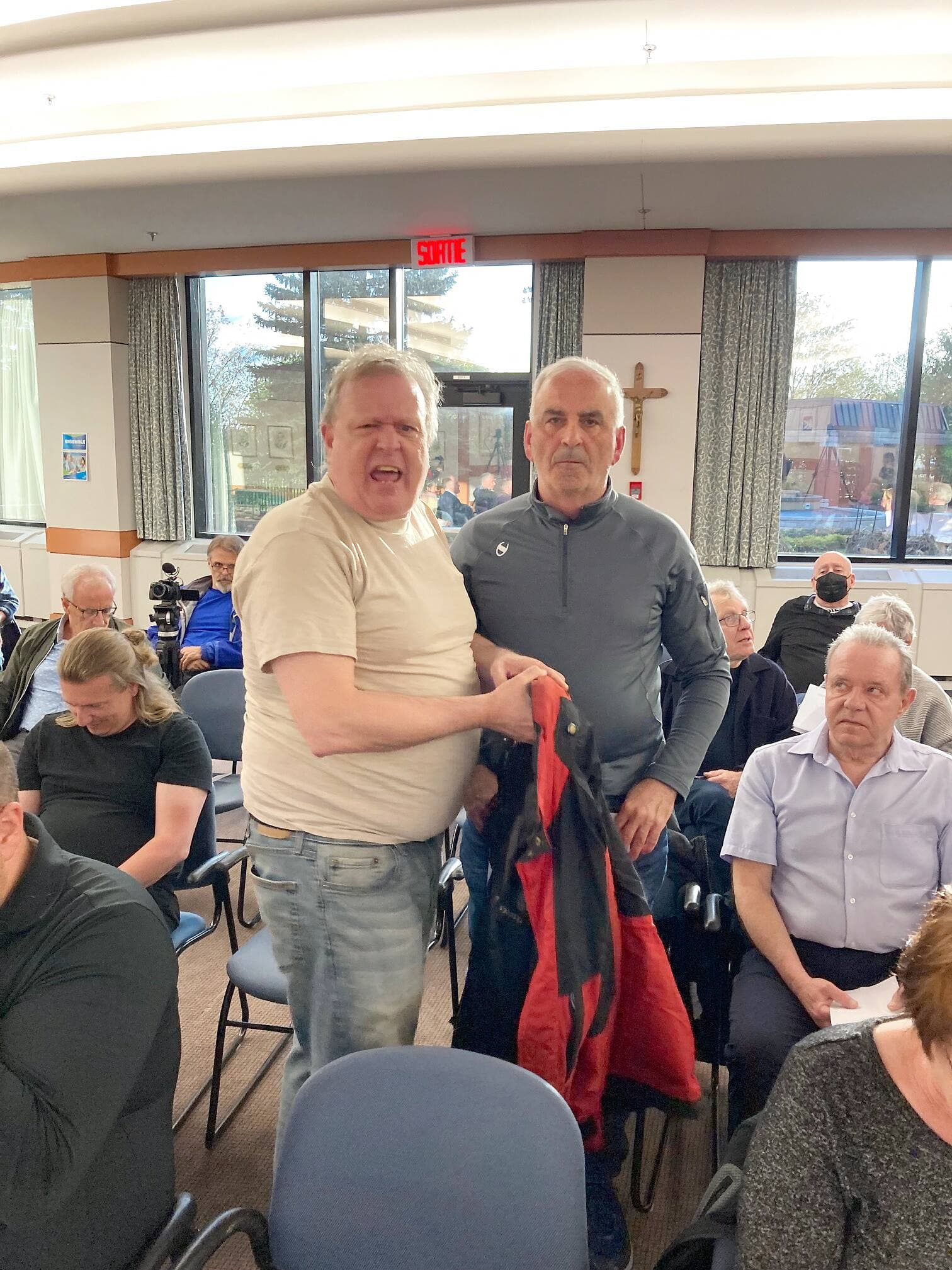 Le citoyen à gauche sur la photo a été expulsé de la salle, jeudi soir, par trois policiers. Il aurait fait un doigt d’honneur à la conseillère municipale Maude Mercier Larouche.
