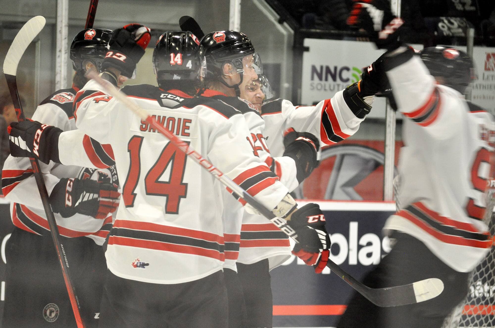 Les joueurs des Remparts célèbrent à la suite de leur deuxième but face à l’Océanic, hier soir, gracieuseté de Viljami Marjala.