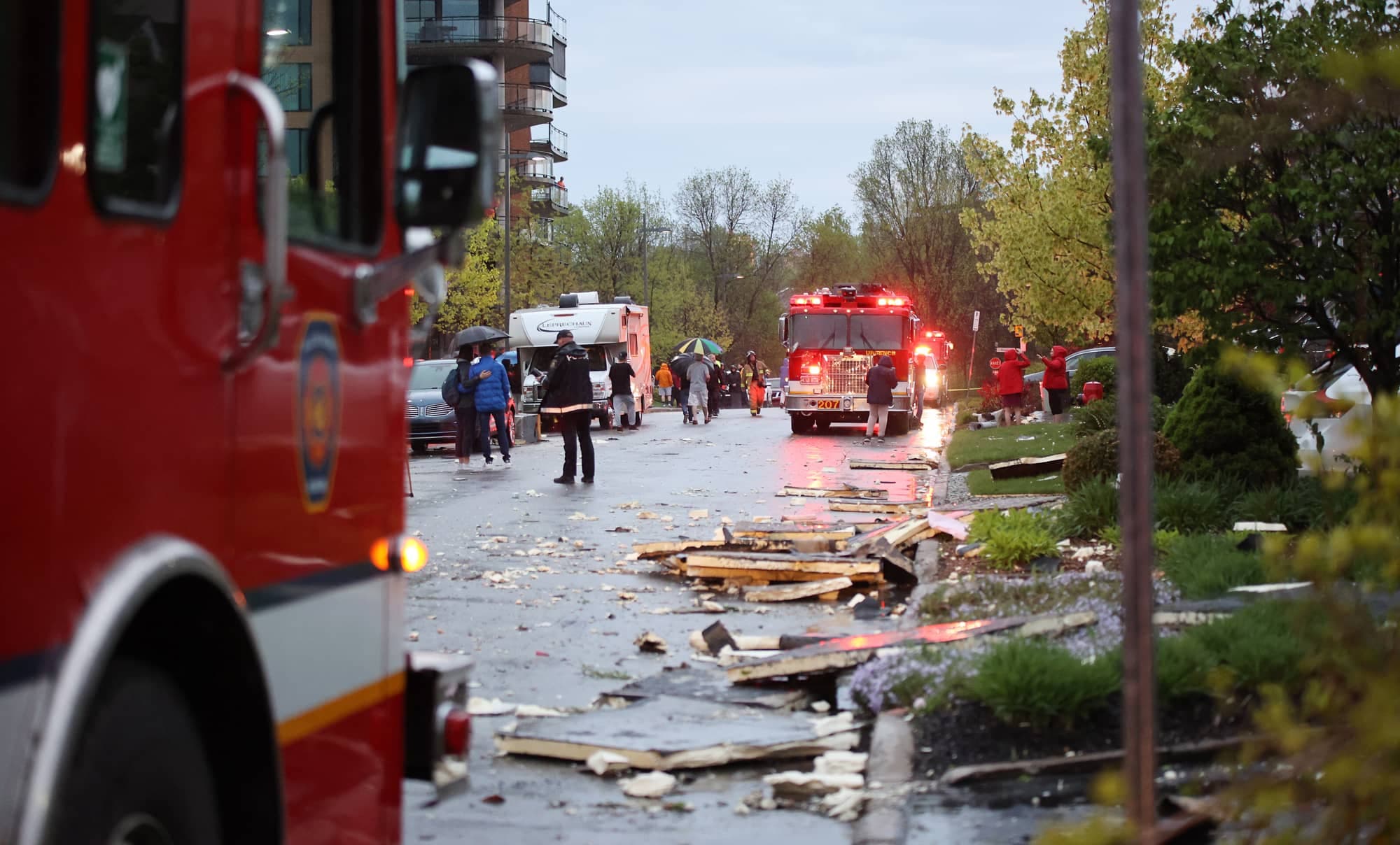 Les services d’urgence sont rapidement intervenus, alors que les débris jonchaient le sol un peu partout.