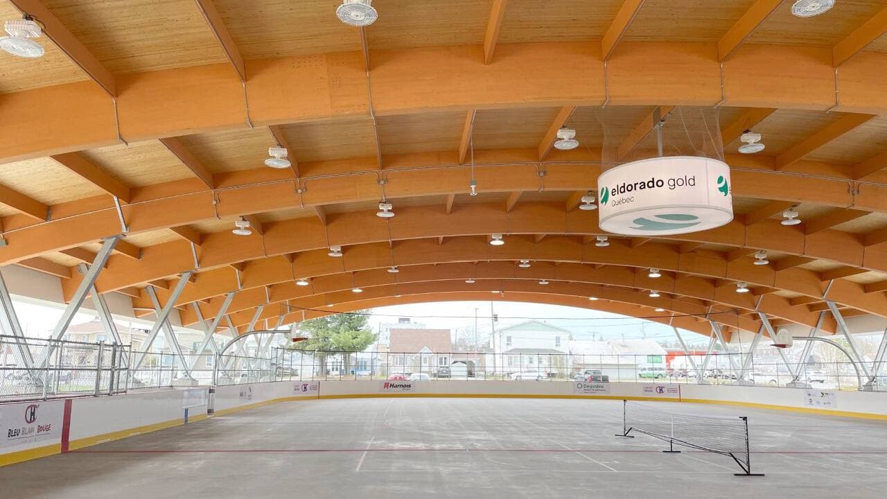 Cette patinoire extérieure à Val-d’Or arbore un gros logo de la minière Eldorado.