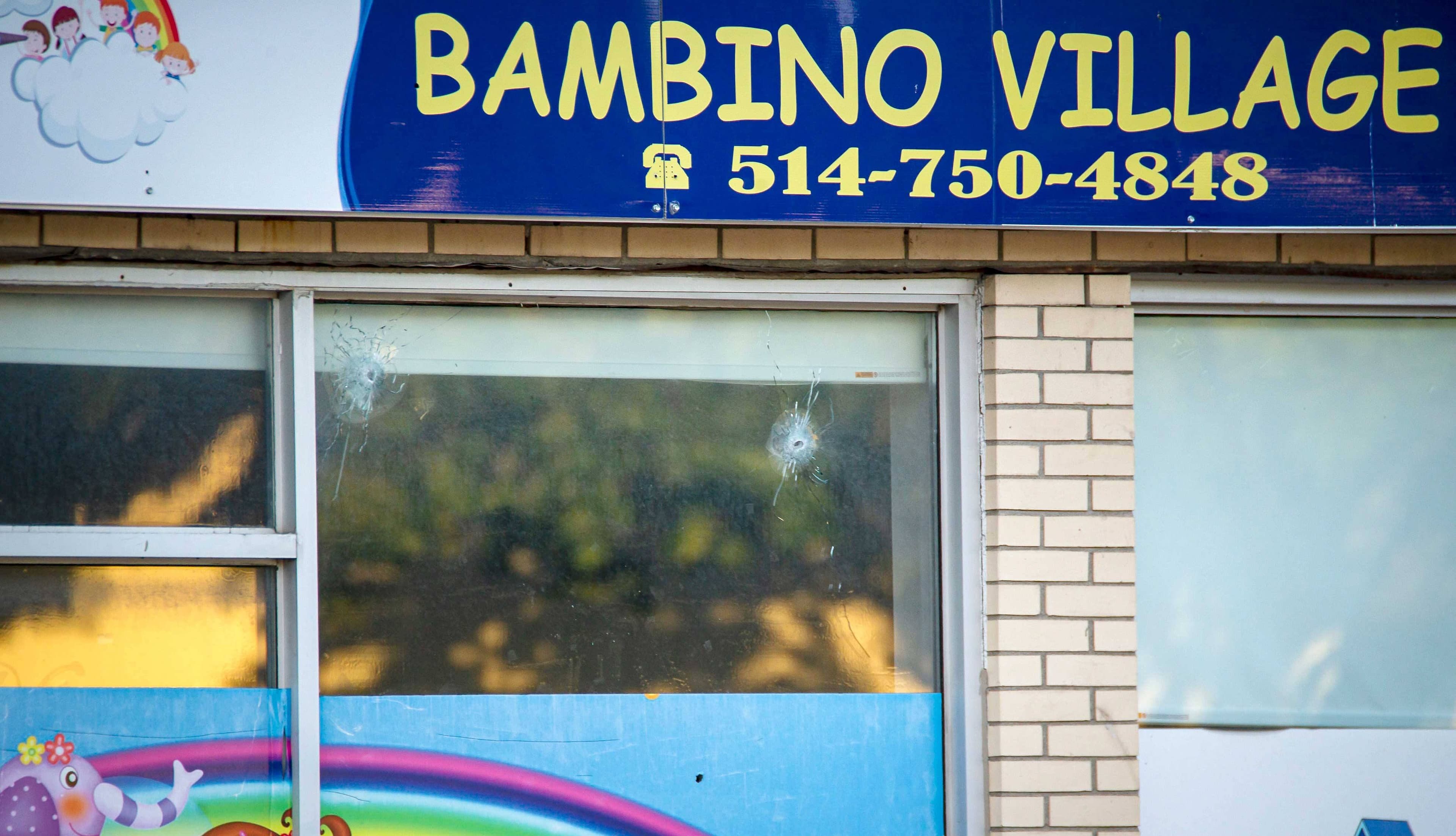 Les impacts de balles dans la fenêtre de la garderie Bambino Village.
