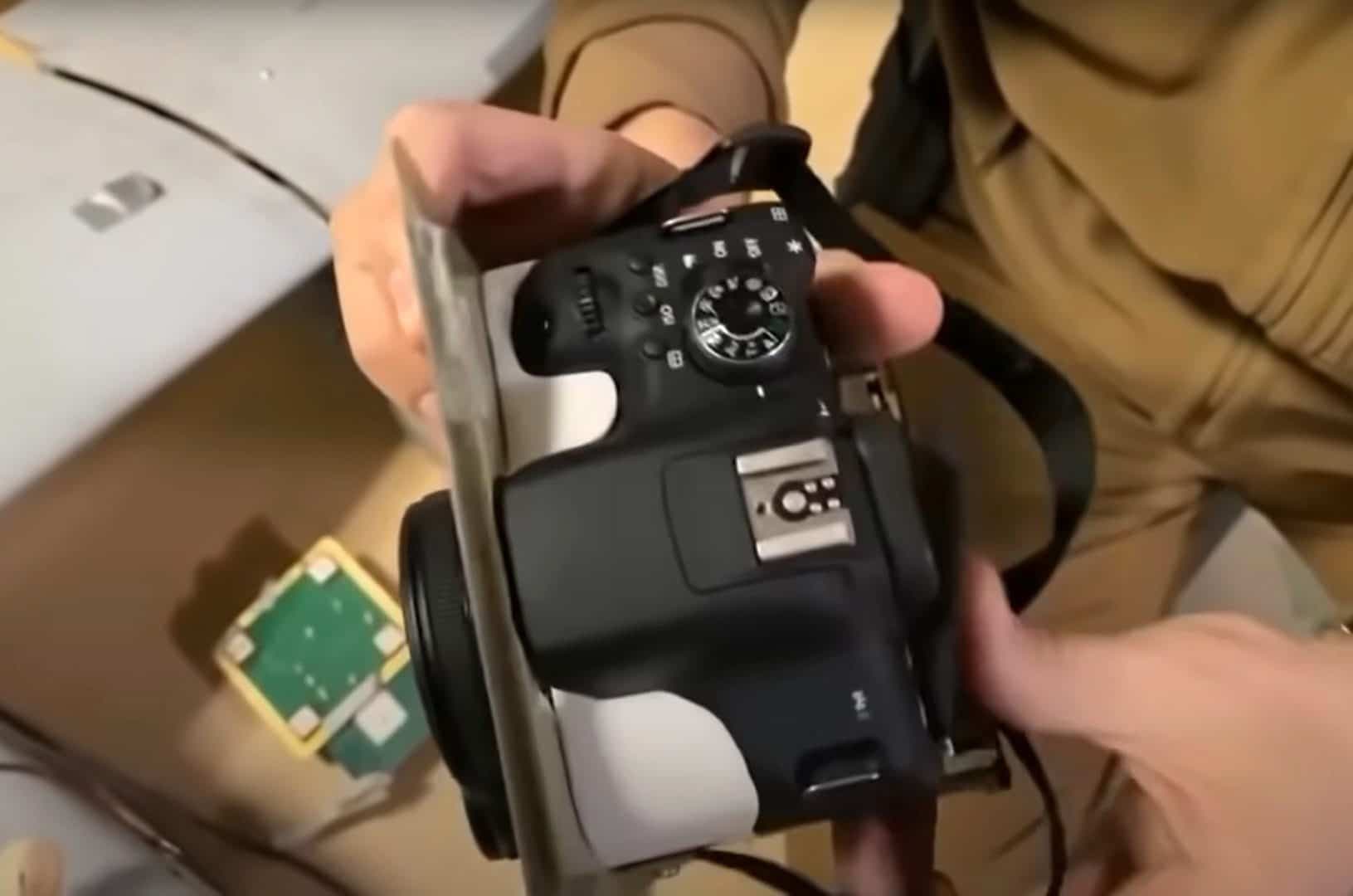 Deux drones Orlan-10 capturés par l’armée ukrainienne en avril montrent qu’ils ont une bouteille d’eau en plastique en guise de réservoir à carburant et une caméra Canon bien standard comme système de prise de vue. Ici Canon 750d, mise en marché en 2015. La roulette des options est collée.