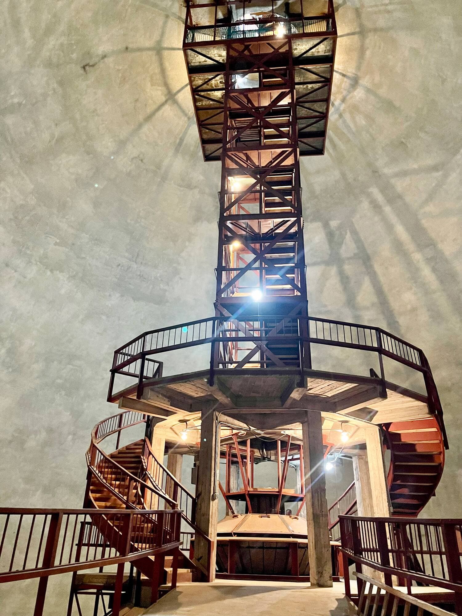 La cage d’escalier de bois massif qui mène au lanternon qui coiffe le dôme de l’Oratoire (que l’on voit ici de l’intérieur et qui ressemble à un œuf géant).