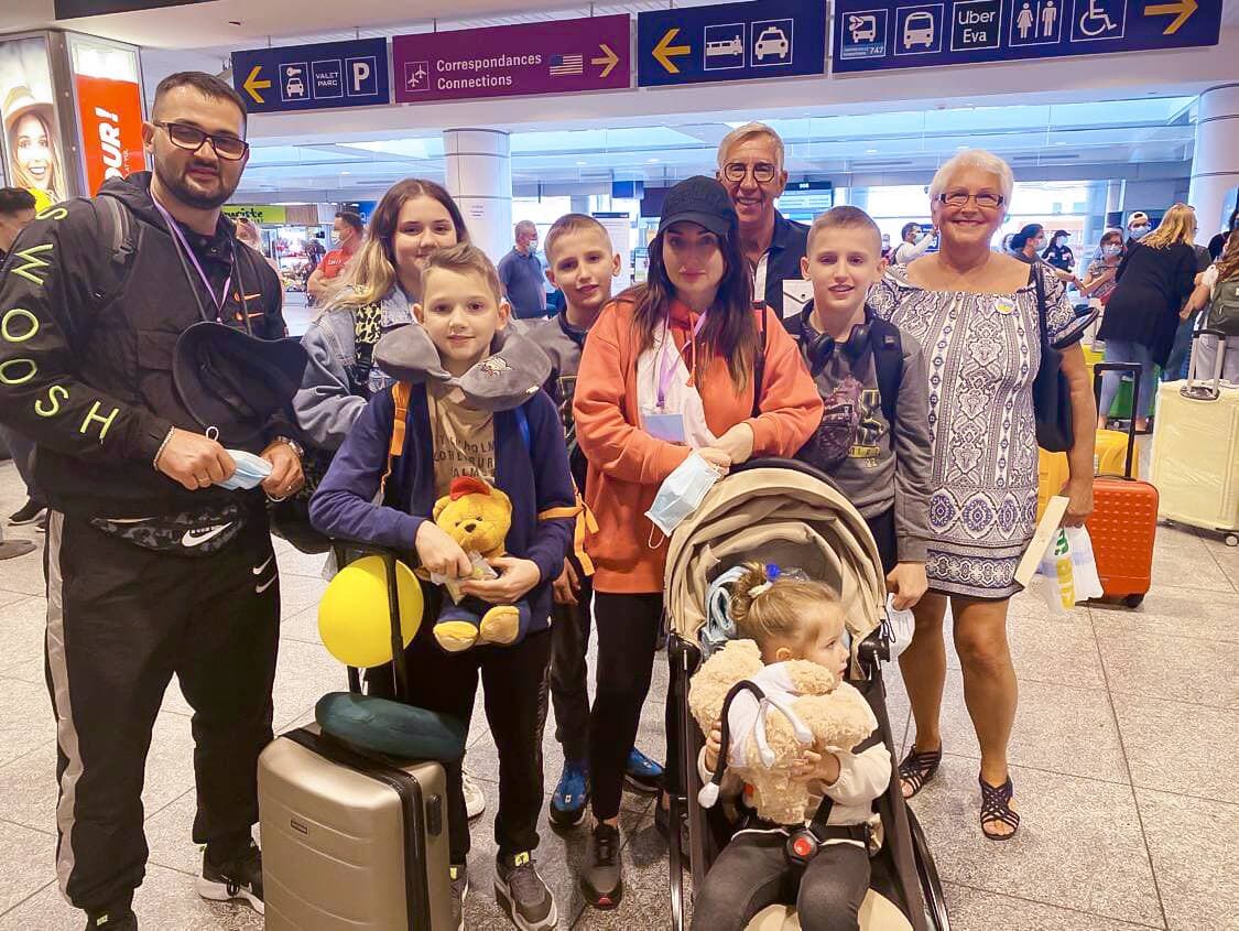 La famille Mariichuk avec leurs hôtes Louise Jalbert et Roger Chenard, le 29 mai dernier.