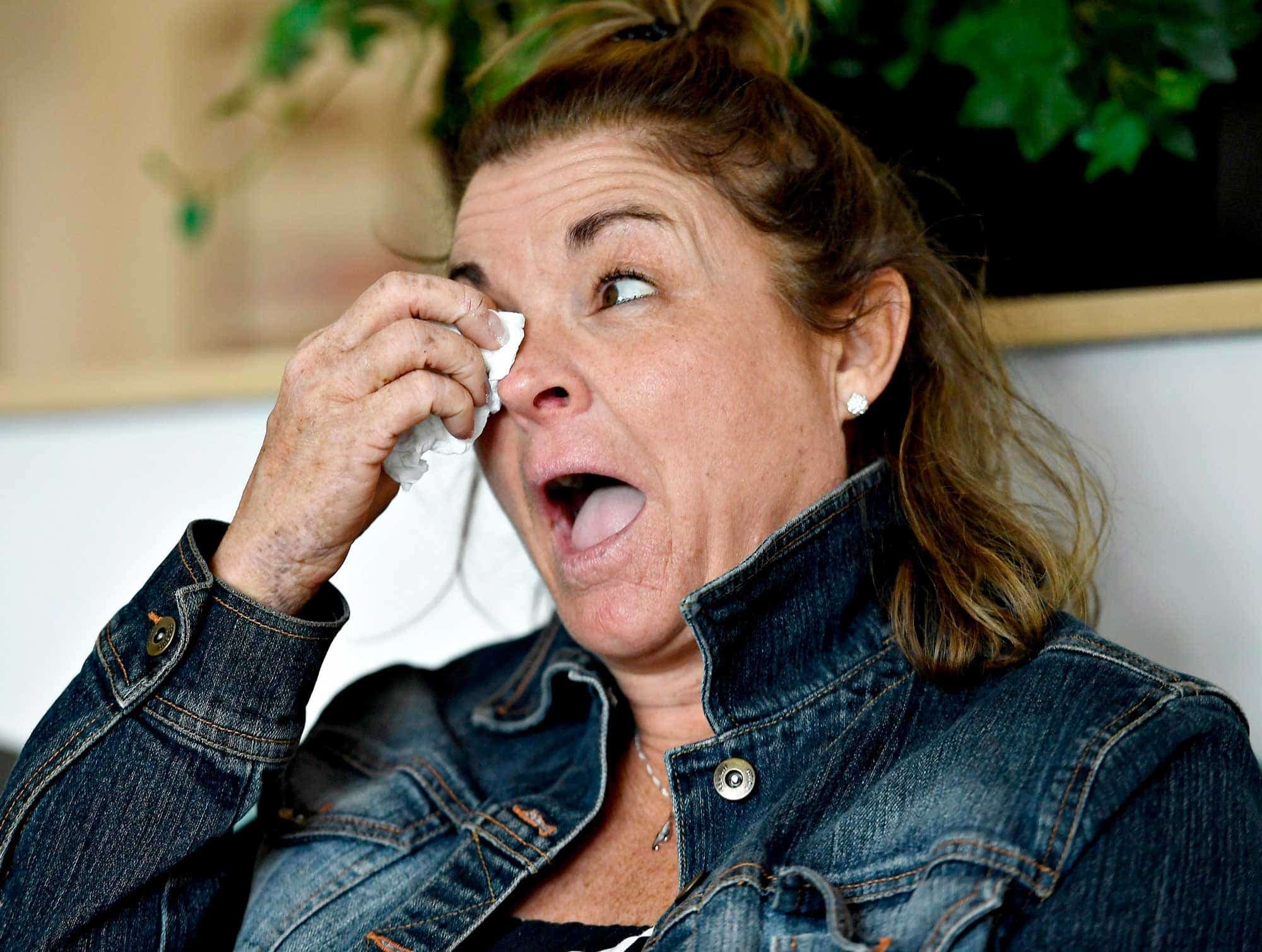 Jeanick Fournier essuie une larme en entendant les bons commentaires de ses amies à son endroit.