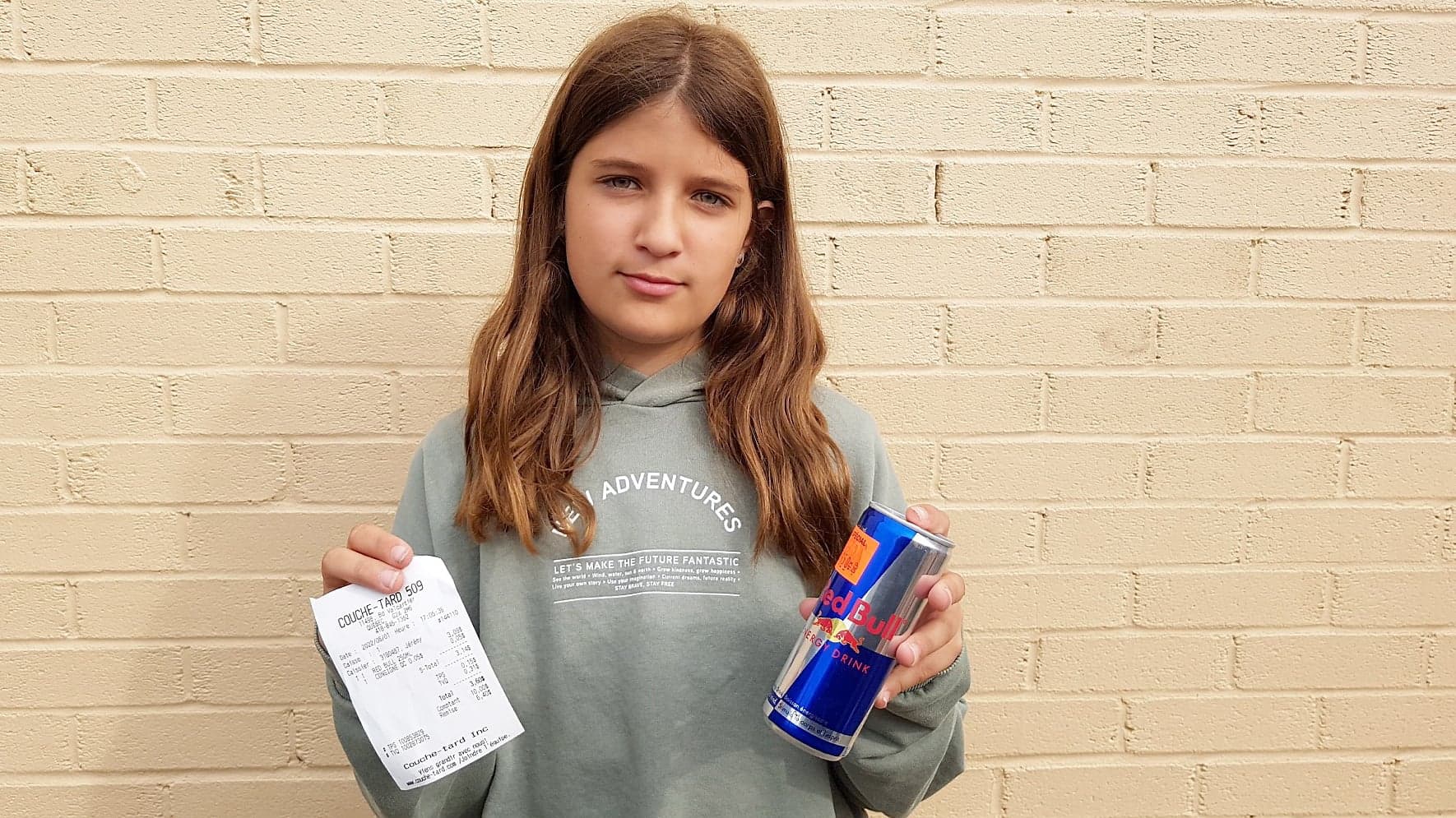 Florence, 11 ans, pose après s’être procuré un Red Bull à Québec.