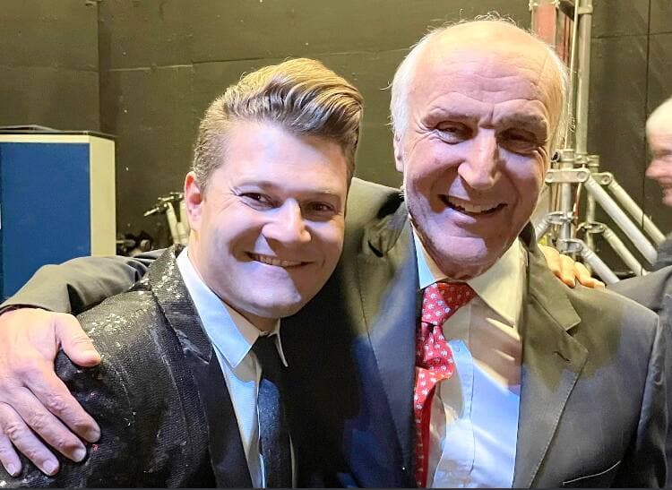 Alexandre Da Costa et le chef émérite italien Oleg Caetani, vendredi à Londres.