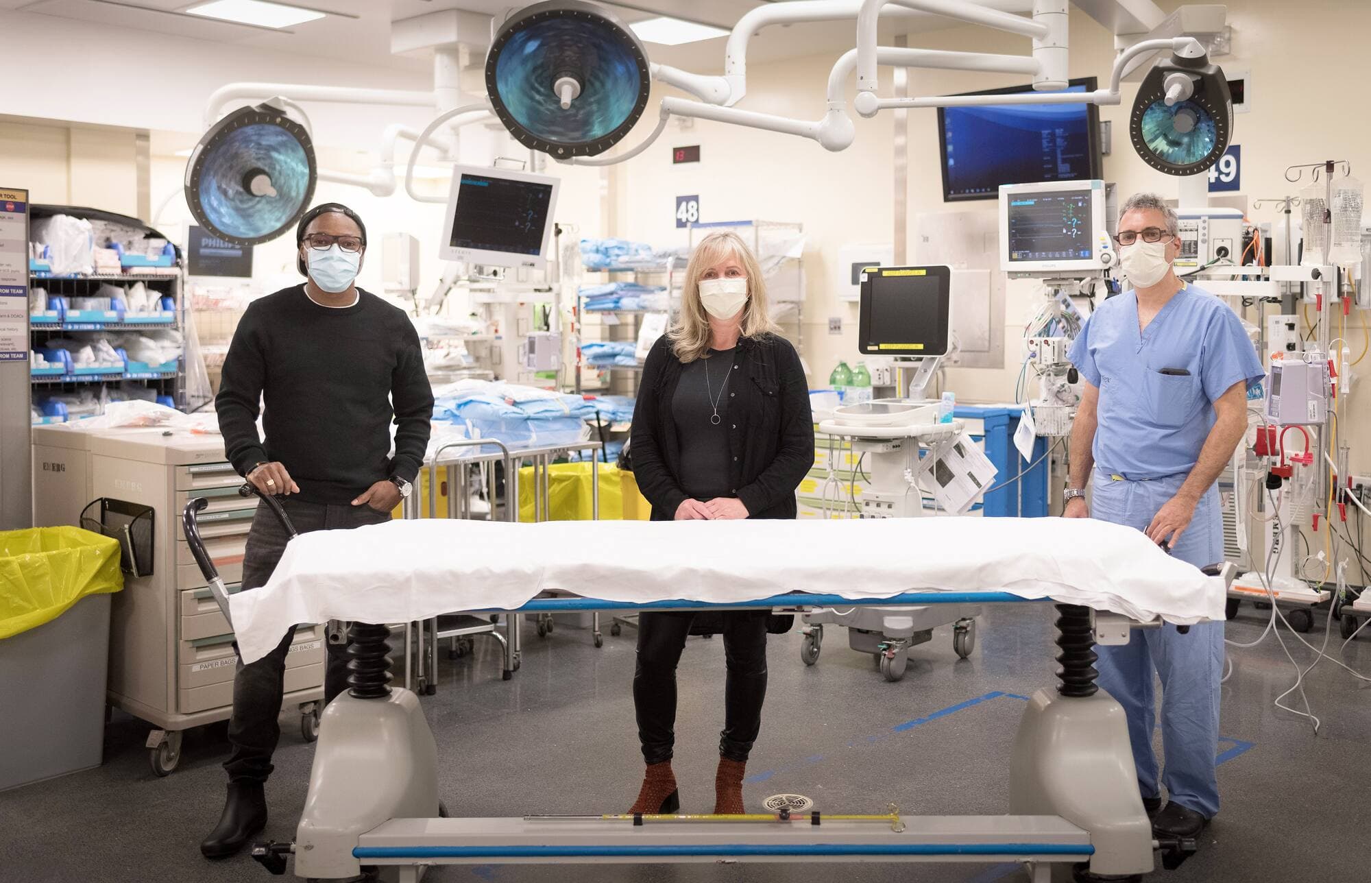 Le travailleur social Michael Lewis, la travailleuse sociale en traumatologie Illana Perlman et le directeur médical de la traumatologie et chirurgien en chef à Sunnybrook, le Dr Avery Nathens, font partie du programme BRAVE à Sunnybrook.