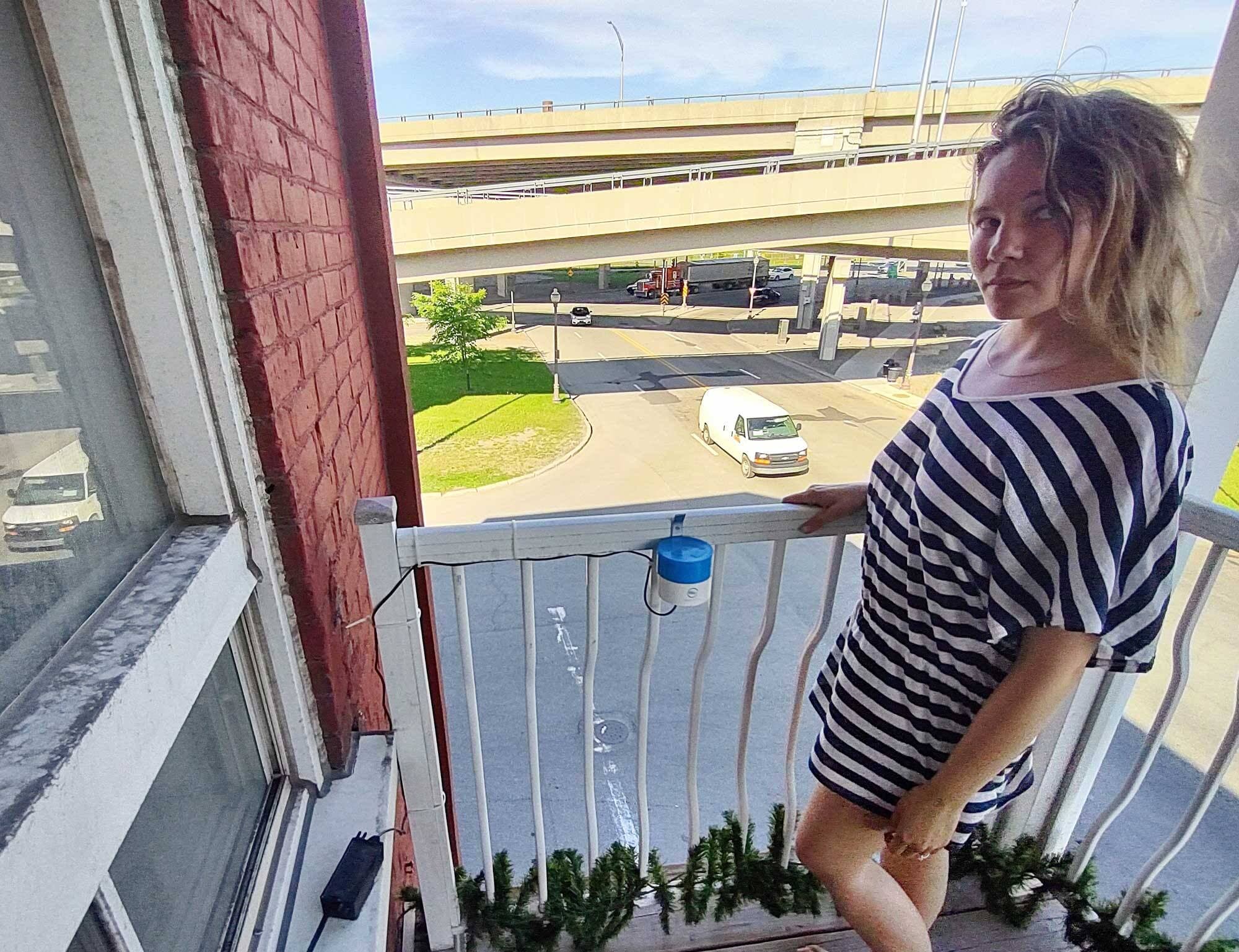 Séréna Bilodeau, bachelière en environnement et résidente du Vieux-Limoilou, avait reçu le premier capteur de particules fines pour mesurer la qualité de l’air.