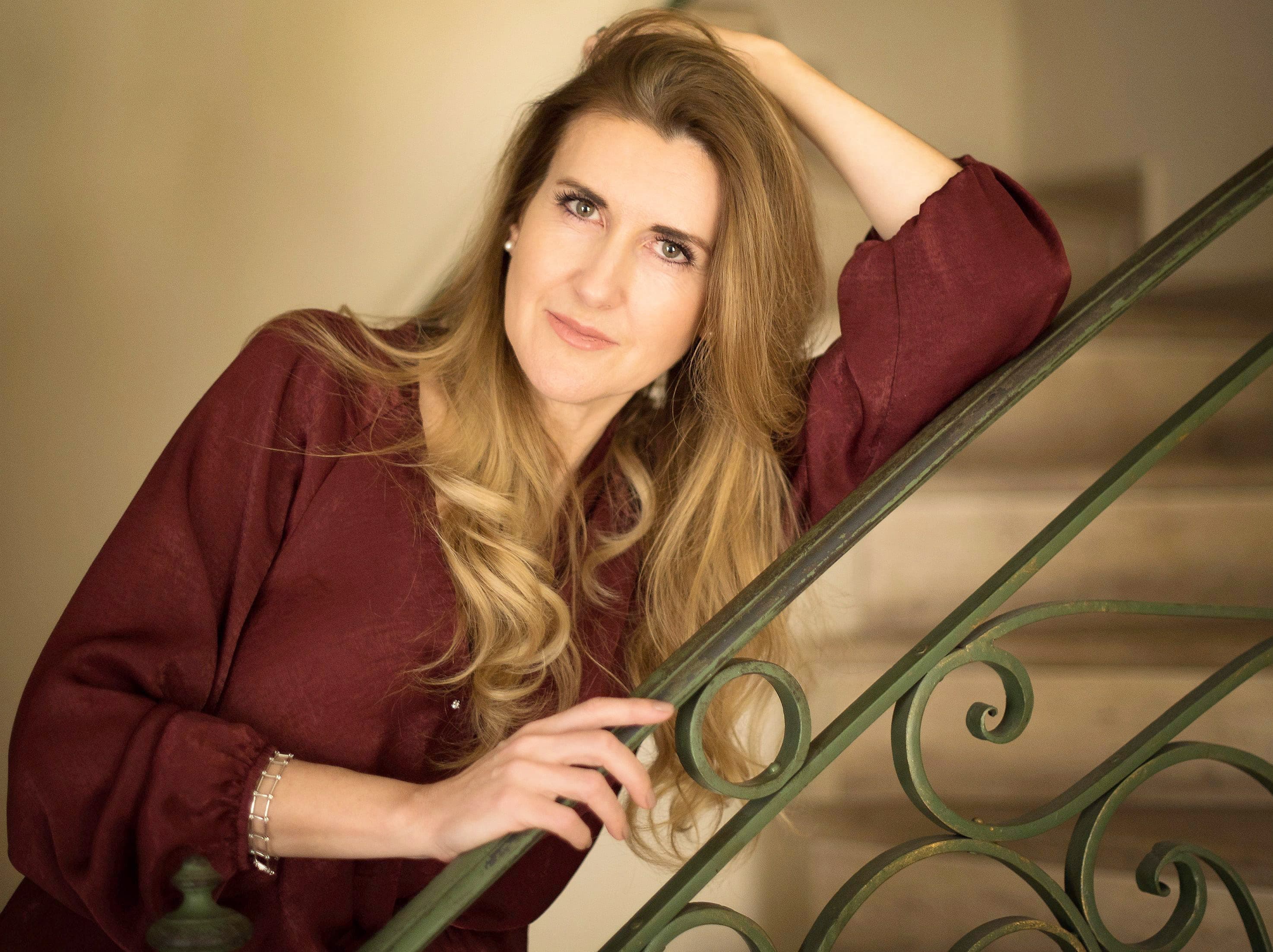 L'écrivaine Claire Norton habite à Paris.