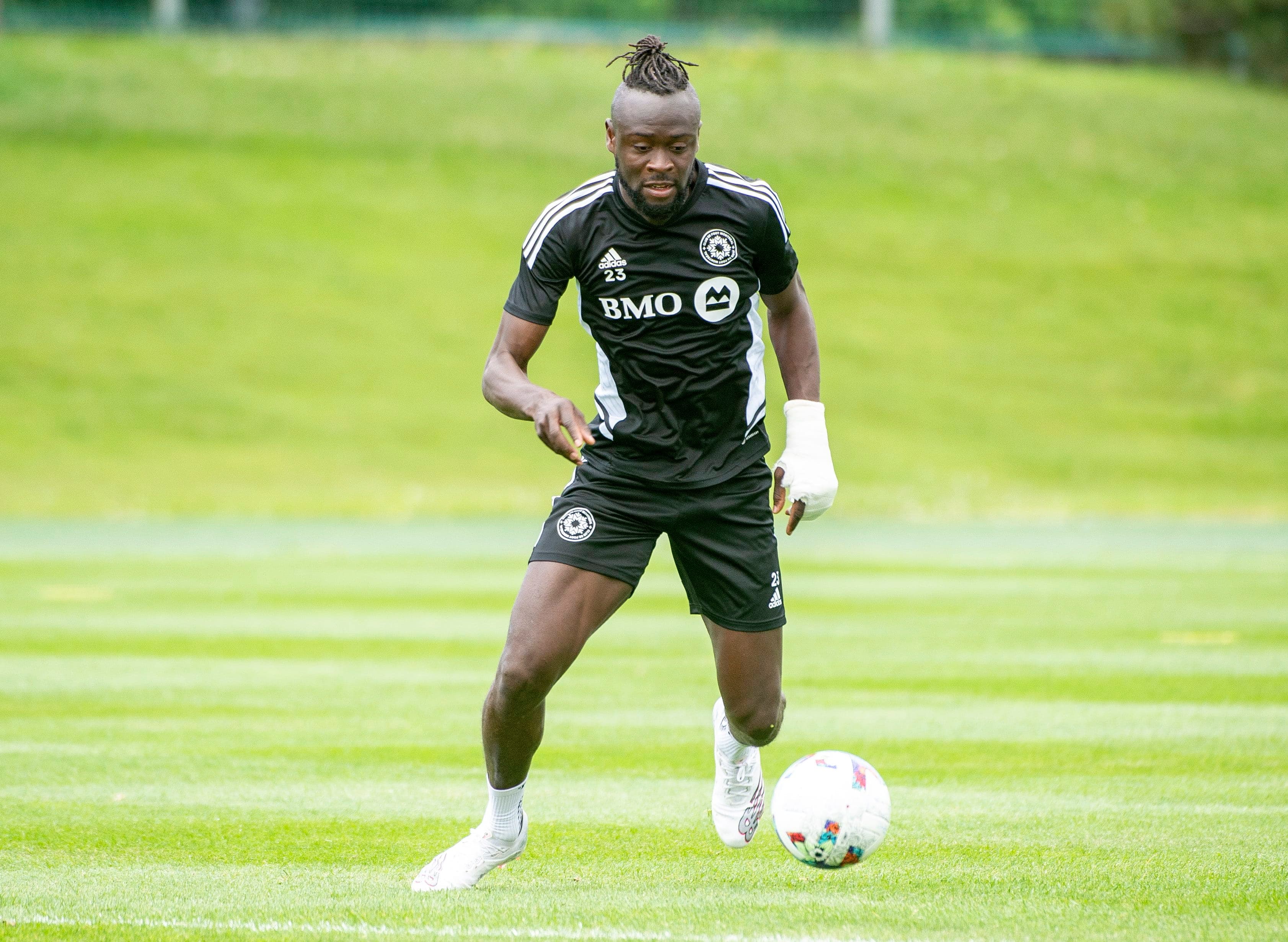 Kei Kamara dribble avec un ballon lors d’un entraînement du CF Montréal en juin 2022.