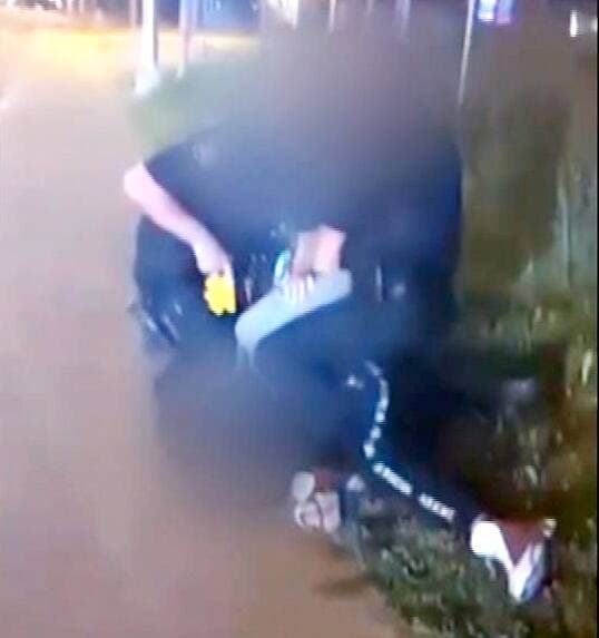 Sept jeunes au visage masqué et armés de couteaux qui menaçaient et intimidaient deux mineurs ont été arrêtés par la police, tard mardi soir, dans le secteur Val-Bélair, à Québec. Sur la photo, on voit un jeune se faire arrêter.